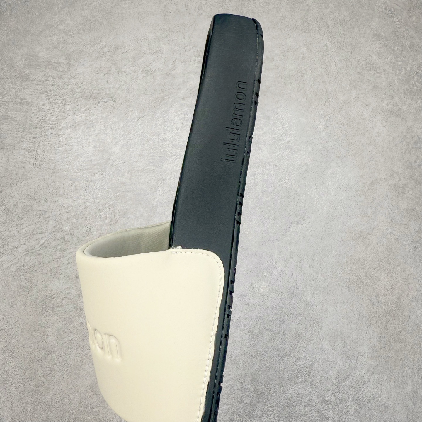 图片[7]-＃GX Lululemon RestfeelTM 露露乐檬休闲运动拖鞋 让运动后的双脚得到更好的休憩 伴你轻松开启精彩行程面料＋特点 为双脚在运动间隙创造休憩时刻 贴合和触感RestfeelTM 拖鞋尺码标准 可满足大多数人的鞋码需求 双密度中底缓冲设计 提供更佳支撑和舒适感受 产品特点一片式鞋面贴合脚背 让双脚体验舒适触感 中底采用柔软型和稳固双密度泡沫层 平衡舒适度和支撑表现 外底橡胶打造足跟至足尖的牵引力 稳定抓地 不易滑动功能＋版型 开启双足休憩时刻：双密度中底缓冲设计 提供更佳支撑和舒适感受 简约不简单：一片式鞋面搭配泡沫衬里 贴合脚感一触倾心 出色 更多一点 外底橡胶打造足跟至足尖的牵引力 稳定抓地 不易滑动！尺码：35.5 36.5 38 39 40.5 42 43 44 45.5 47 48-选品中心