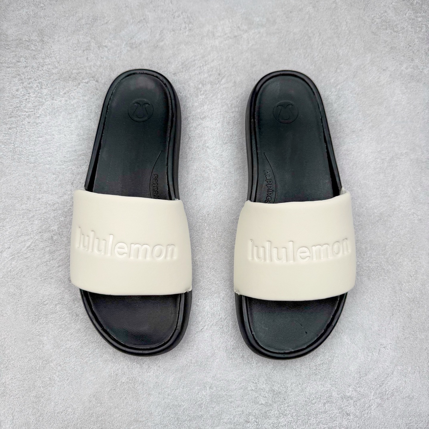 图片[2]-＃GX Lululemon RestfeelTM 露露乐檬休闲运动拖鞋 让运动后的双脚得到更好的休憩 伴你轻松开启精彩行程面料＋特点 为双脚在运动间隙创造休憩时刻 贴合和触感RestfeelTM 拖鞋尺码标准 可满足大多数人的鞋码需求 双密度中底缓冲设计 提供更佳支撑和舒适感受 产品特点一片式鞋面贴合脚背 让双脚体验舒适触感 中底采用柔软型和稳固双密度泡沫层 平衡舒适度和支撑表现 外底橡胶打造足跟至足尖的牵引力 稳定抓地 不易滑动功能＋版型 开启双足休憩时刻：双密度中底缓冲设计 提供更佳支撑和舒适感受 简约不简单：一片式鞋面搭配泡沫衬里 贴合脚感一触倾心 出色 更多一点 外底橡胶打造足跟至足尖的牵引力 稳定抓地 不易滑动！尺码：35.5 36.5 38 39 40.5 42 43 44 45.5 47 48-选品中心