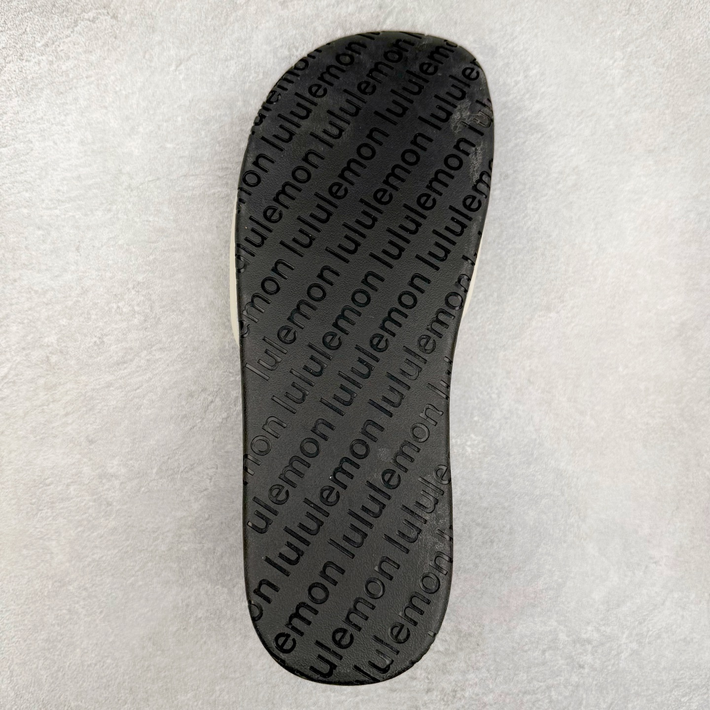 图片[9]-＃GX Lululemon RestfeelTM 露露乐檬休闲运动拖鞋 让运动后的双脚得到更好的休憩 伴你轻松开启精彩行程面料＋特点 为双脚在运动间隙创造休憩时刻 贴合和触感RestfeelTM 拖鞋尺码标准 可满足大多数人的鞋码需求 双密度中底缓冲设计 提供更佳支撑和舒适感受 产品特点一片式鞋面贴合脚背 让双脚体验舒适触感 中底采用柔软型和稳固双密度泡沫层 平衡舒适度和支撑表现 外底橡胶打造足跟至足尖的牵引力 稳定抓地 不易滑动功能＋版型 开启双足休憩时刻：双密度中底缓冲设计 提供更佳支撑和舒适感受 简约不简单：一片式鞋面搭配泡沫衬里 贴合脚感一触倾心 出色 更多一点 外底橡胶打造足跟至足尖的牵引力 稳定抓地 不易滑动！尺码：35.5 36.5 38 39 40.5 42 43 44 45.5 47 48-选品中心