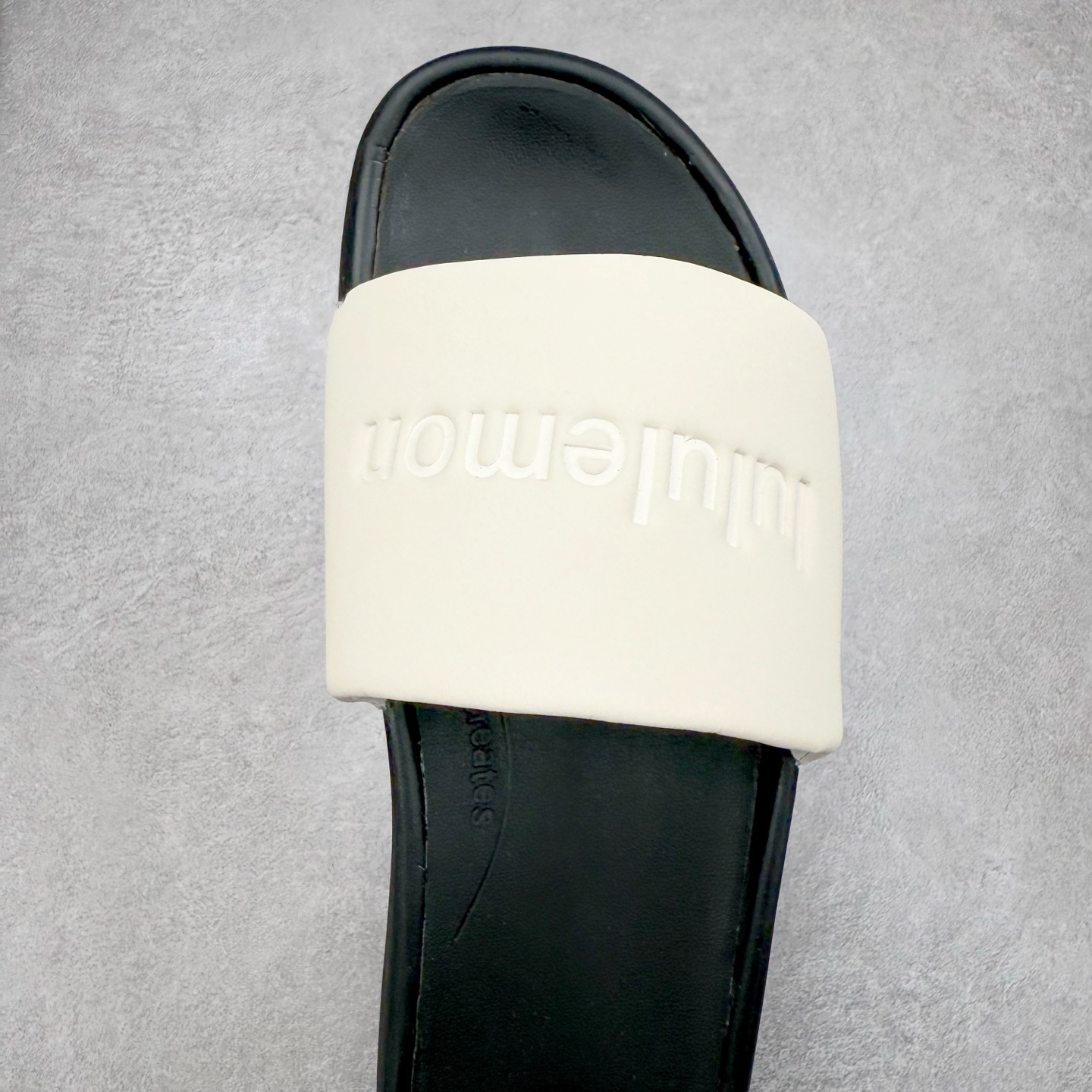 图片[4]-＃GX Lululemon RestfeelTM 露露乐檬休闲运动拖鞋 让运动后的双脚得到更好的休憩 伴你轻松开启精彩行程面料＋特点 为双脚在运动间隙创造休憩时刻 贴合和触感RestfeelTM 拖鞋尺码标准 可满足大多数人的鞋码需求 双密度中底缓冲设计 提供更佳支撑和舒适感受 产品特点一片式鞋面贴合脚背 让双脚体验舒适触感 中底采用柔软型和稳固双密度泡沫层 平衡舒适度和支撑表现 外底橡胶打造足跟至足尖的牵引力 稳定抓地 不易滑动功能＋版型 开启双足休憩时刻：双密度中底缓冲设计 提供更佳支撑和舒适感受 简约不简单：一片式鞋面搭配泡沫衬里 贴合脚感一触倾心 出色 更多一点 外底橡胶打造足跟至足尖的牵引力 稳定抓地 不易滑动！尺码：35.5 36.5 38 39 40.5 42 43 44 45.5 47 48-选品中心