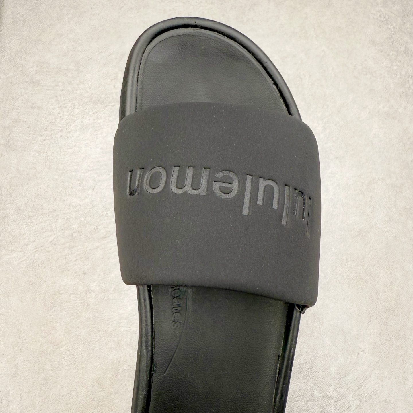 图片[4]-＃GX Lululemon RestfeelTM 露露乐檬休闲运动拖鞋 让运动后的双脚得到更好的休憩 伴你轻松开启精彩行程面料＋特点 为双脚在运动间隙创造休憩时刻 贴合和触感RestfeelTM 拖鞋尺码标准 可满足大多数人的鞋码需求 双密度中底缓冲设计 提供更佳支撑和舒适感受 产品特点一片式鞋面贴合脚背 让双脚体验舒适触感 中底采用柔软型和稳固双密度泡沫层 平衡舒适度和支撑表现 外底橡胶打造足跟至足尖的牵引力 稳定抓地 不易滑动功能＋版型 开启双足休憩时刻：双密度中底缓冲设计 提供更佳支撑和舒适感受 简约不简单：一片式鞋面搭配泡沫衬里 贴合脚感一触倾心 出色 更多一点 外底橡胶打造足跟至足尖的牵引力 稳定抓地 不易滑动！尺码：35.5 36.5 38 39 40.5 42 43 44 45.5 47 48-选品中心