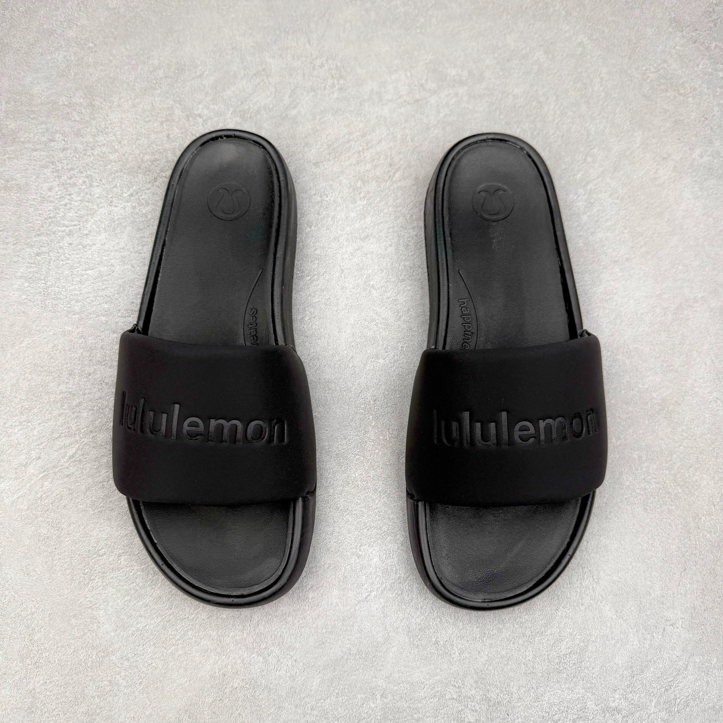 图片[2]-＃GX Lululemon RestfeelTM 露露乐檬休闲运动拖鞋 让运动后的双脚得到更好的休憩 伴你轻松开启精彩行程面料＋特点 为双脚在运动间隙创造休憩时刻 贴合和触感RestfeelTM 拖鞋尺码标准 可满足大多数人的鞋码需求 双密度中底缓冲设计 提供更佳支撑和舒适感受 产品特点一片式鞋面贴合脚背 让双脚体验舒适触感 中底采用柔软型和稳固双密度泡沫层 平衡舒适度和支撑表现 外底橡胶打造足跟至足尖的牵引力 稳定抓地 不易滑动功能＋版型 开启双足休憩时刻：双密度中底缓冲设计 提供更佳支撑和舒适感受 简约不简单：一片式鞋面搭配泡沫衬里 贴合脚感一触倾心 出色 更多一点 外底橡胶打造足跟至足尖的牵引力 稳定抓地 不易滑动！尺码：35.5 36.5 38 39 40.5 42 43 44 45.5 47 48-选品中心