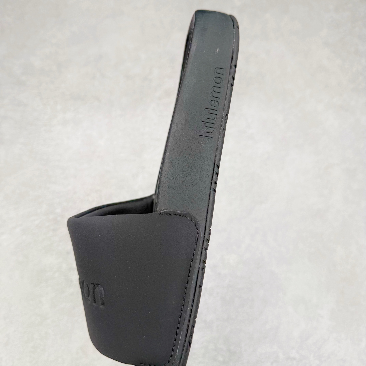 图片[7]-＃GX Lululemon RestfeelTM 露露乐檬休闲运动拖鞋 让运动后的双脚得到更好的休憩 伴你轻松开启精彩行程面料＋特点 为双脚在运动间隙创造休憩时刻 贴合和触感RestfeelTM 拖鞋尺码标准 可满足大多数人的鞋码需求 双密度中底缓冲设计 提供更佳支撑和舒适感受 产品特点一片式鞋面贴合脚背 让双脚体验舒适触感 中底采用柔软型和稳固双密度泡沫层 平衡舒适度和支撑表现 外底橡胶打造足跟至足尖的牵引力 稳定抓地 不易滑动功能＋版型 开启双足休憩时刻：双密度中底缓冲设计 提供更佳支撑和舒适感受 简约不简单：一片式鞋面搭配泡沫衬里 贴合脚感一触倾心 出色 更多一点 外底橡胶打造足跟至足尖的牵引力 稳定抓地 不易滑动！尺码：35.5 36.5 38 39 40.5 42 43 44 45.5 47 48-选品中心