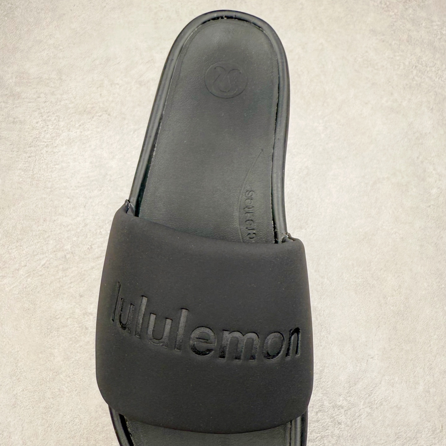 图片[5]-＃GX Lululemon RestfeelTM 露露乐檬休闲运动拖鞋 让运动后的双脚得到更好的休憩 伴你轻松开启精彩行程面料＋特点 为双脚在运动间隙创造休憩时刻 贴合和触感RestfeelTM 拖鞋尺码标准 可满足大多数人的鞋码需求 双密度中底缓冲设计 提供更佳支撑和舒适感受 产品特点一片式鞋面贴合脚背 让双脚体验舒适触感 中底采用柔软型和稳固双密度泡沫层 平衡舒适度和支撑表现 外底橡胶打造足跟至足尖的牵引力 稳定抓地 不易滑动功能＋版型 开启双足休憩时刻：双密度中底缓冲设计 提供更佳支撑和舒适感受 简约不简单：一片式鞋面搭配泡沫衬里 贴合脚感一触倾心 出色 更多一点 外底橡胶打造足跟至足尖的牵引力 稳定抓地 不易滑动！尺码：35.5 36.5 38 39 40.5 42 43 44 45.5 47 48-选品中心