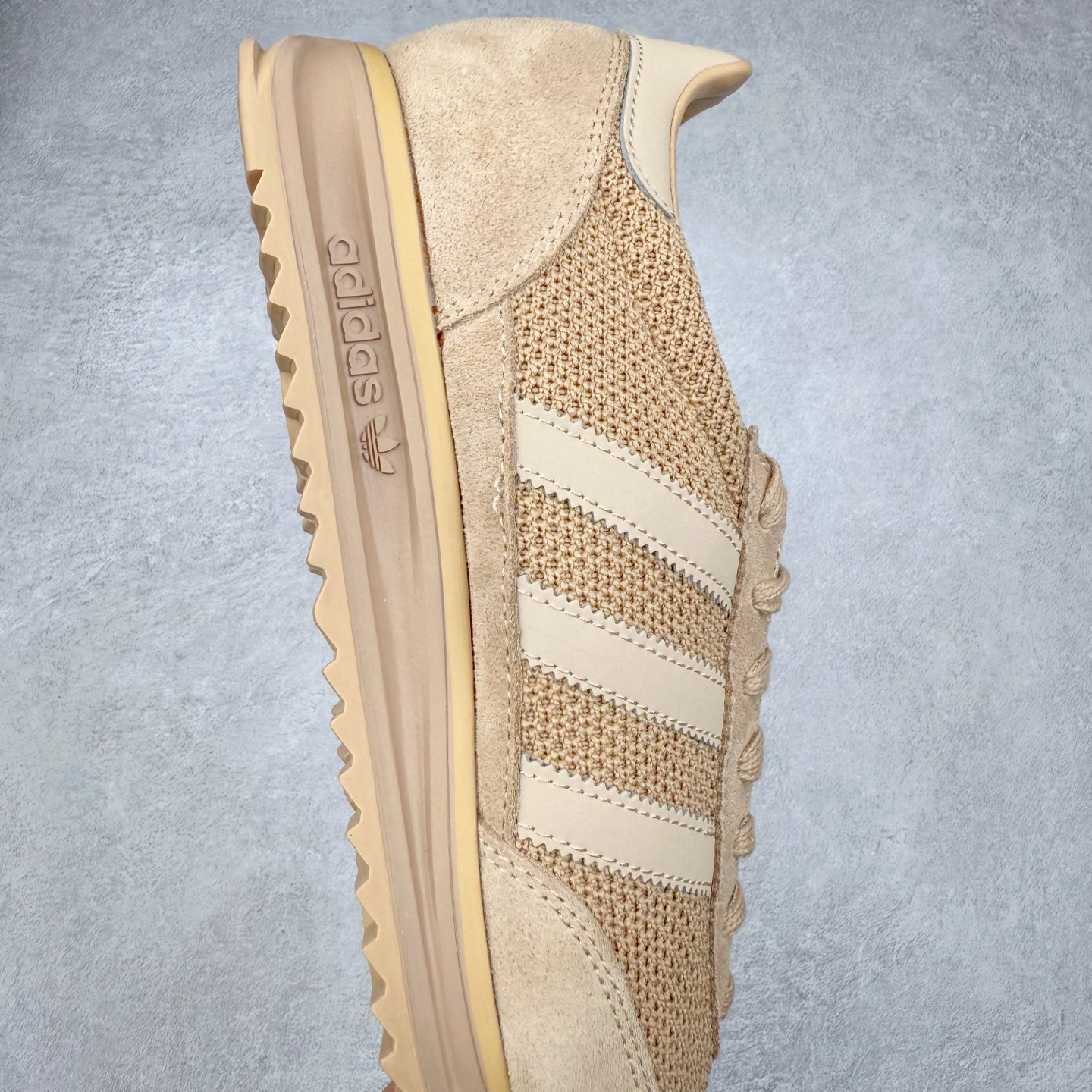 图片[6]-＃HP纯原 AD Wmns SL72 OG 系列德训足球风百搭低帮休闲运动板鞋 JH5104 采用高弹EVA+MODEL+RB三层组合底 区别市面RB一体大底 三层组合鞋底重量与原鞋一致 Originals 将有「T 头鞋」造型的诞生于 1972 年的 SL72 鞋款复刻带回 各位买鞋又有新选择了 1972 年 SL72 问世后 引领了后来阿迪达斯的跑鞋发展方向 其中「SL」代表了 Super Light 彰显了产品轻便的特性 1972 年 SL72 问世后 引领了后来阿迪达斯的跑鞋发展方向 其中「SL」代表了 Super Light 彰显了产品轻便的特性 这次 Originals 延续其轻质经典的基因 带来男女两款 SL72 男生款带来 SL72 RS 鞋型 RS 意为 Reshaped（重塑）鞋款在保留了经典的外观基础上 在尼龙材质里增加了填充物 使鞋型更加挺立和饱满 鞋头则更加圆润 鞋底的 EVA 材质则增加了鞋款的高度 女生款则带来 SL72 OG W 鞋型 OG 顾名思义则是致敬经典款式 相较于 RS（Reshaped）鞋款 鞋身更加纤细 其整体鞋身轮廓、线条、细节、材质上尊崇 70 年代 SL72 的设计 还原经典味道 尺码：36 36⅔ 37⅓ 38 38⅔ 39⅓ 40 40⅔ 41⅓ 42 42⅔ 43⅓ 44 44⅔ 45-选品中心