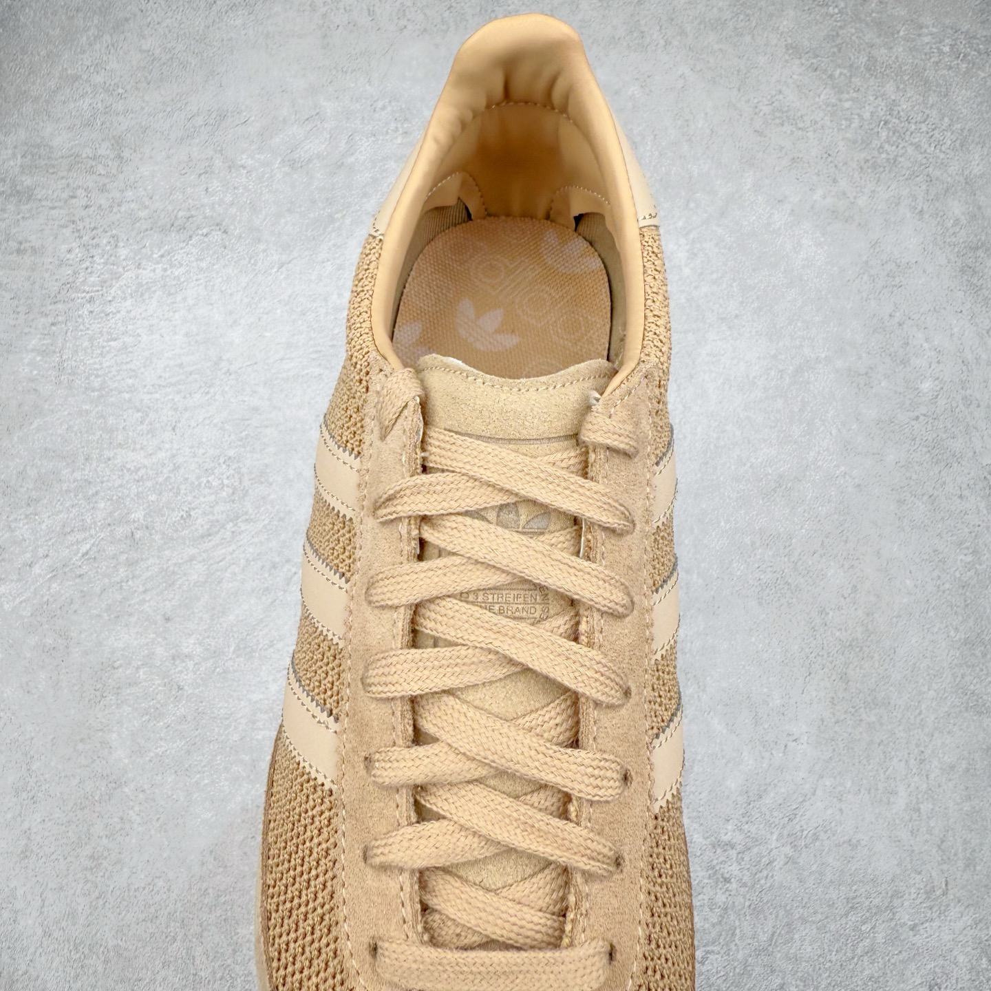 图片[5]-＃HP纯原 AD Wmns SL72 OG 系列德训足球风百搭低帮休闲运动板鞋 JH5104 采用高弹EVA+MODEL+RB三层组合底 区别市面RB一体大底 三层组合鞋底重量与原鞋一致 Originals 将有「T 头鞋」造型的诞生于 1972 年的 SL72 鞋款复刻带回 各位买鞋又有新选择了 1972 年 SL72 问世后 引领了后来阿迪达斯的跑鞋发展方向 其中「SL」代表了 Super Light 彰显了产品轻便的特性 1972 年 SL72 问世后 引领了后来阿迪达斯的跑鞋发展方向 其中「SL」代表了 Super Light 彰显了产品轻便的特性 这次 Originals 延续其轻质经典的基因 带来男女两款 SL72 男生款带来 SL72 RS 鞋型 RS 意为 Reshaped（重塑）鞋款在保留了经典的外观基础上 在尼龙材质里增加了填充物 使鞋型更加挺立和饱满 鞋头则更加圆润 鞋底的 EVA 材质则增加了鞋款的高度 女生款则带来 SL72 OG W 鞋型 OG 顾名思义则是致敬经典款式 相较于 RS（Reshaped）鞋款 鞋身更加纤细 其整体鞋身轮廓、线条、细节、材质上尊崇 70 年代 SL72 的设计 还原经典味道 尺码：36 36⅔ 37⅓ 38 38⅔ 39⅓ 40 40⅔ 41⅓ 42 42⅔ 43⅓ 44 44⅔ 45-选品中心