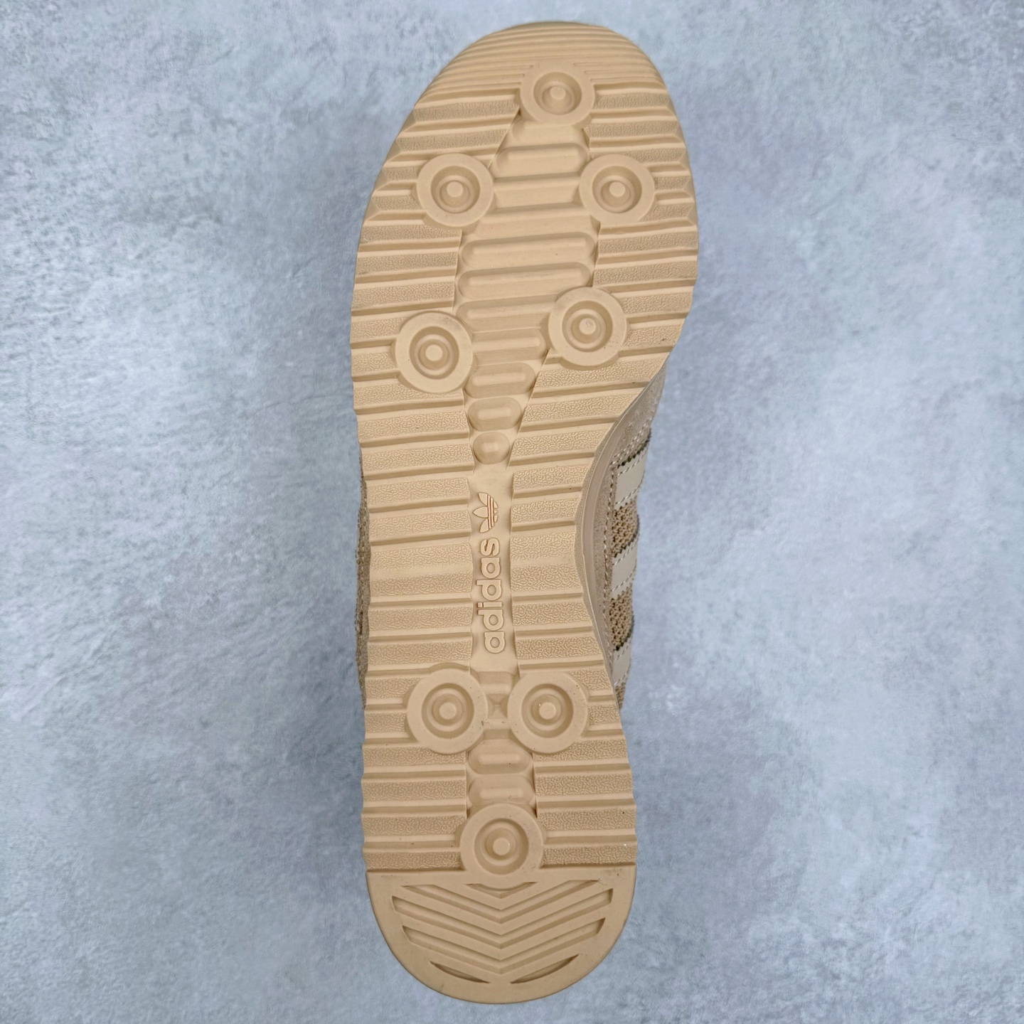 图片[9]-＃HP纯原 AD Wmns SL72 OG 系列德训足球风百搭低帮休闲运动板鞋 JH5104 采用高弹EVA+MODEL+RB三层组合底 区别市面RB一体大底 三层组合鞋底重量与原鞋一致 Originals 将有「T 头鞋」造型的诞生于 1972 年的 SL72 鞋款复刻带回 各位买鞋又有新选择了 1972 年 SL72 问世后 引领了后来阿迪达斯的跑鞋发展方向 其中「SL」代表了 Super Light 彰显了产品轻便的特性 1972 年 SL72 问世后 引领了后来阿迪达斯的跑鞋发展方向 其中「SL」代表了 Super Light 彰显了产品轻便的特性 这次 Originals 延续其轻质经典的基因 带来男女两款 SL72 男生款带来 SL72 RS 鞋型 RS 意为 Reshaped（重塑）鞋款在保留了经典的外观基础上 在尼龙材质里增加了填充物 使鞋型更加挺立和饱满 鞋头则更加圆润 鞋底的 EVA 材质则增加了鞋款的高度 女生款则带来 SL72 OG W 鞋型 OG 顾名思义则是致敬经典款式 相较于 RS（Reshaped）鞋款 鞋身更加纤细 其整体鞋身轮廓、线条、细节、材质上尊崇 70 年代 SL72 的设计 还原经典味道 尺码：36 36⅔ 37⅓ 38 38⅔ 39⅓ 40 40⅔ 41⅓ 42 42⅔ 43⅓ 44 44⅔ 45-选品中心