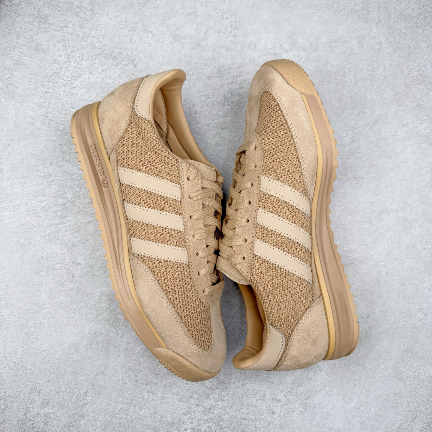 图片[3]-＃HP纯原 AD Wmns SL72 OG 系列德训足球风百搭低帮休闲运动板鞋 JH5104 采用高弹EVA+MODEL+RB三层组合底 区别市面RB一体大底 三层组合鞋底重量与原鞋一致 Originals 将有「T 头鞋」造型的诞生于 1972 年的 SL72 鞋款复刻带回 各位买鞋又有新选择了 1972 年 SL72 问世后 引领了后来阿迪达斯的跑鞋发展方向 其中「SL」代表了 Super Light 彰显了产品轻便的特性 1972 年 SL72 问世后 引领了后来阿迪达斯的跑鞋发展方向 其中「SL」代表了 Super Light 彰显了产品轻便的特性 这次 Originals 延续其轻质经典的基因 带来男女两款 SL72 男生款带来 SL72 RS 鞋型 RS 意为 Reshaped（重塑）鞋款在保留了经典的外观基础上 在尼龙材质里增加了填充物 使鞋型更加挺立和饱满 鞋头则更加圆润 鞋底的 EVA 材质则增加了鞋款的高度 女生款则带来 SL72 OG W 鞋型 OG 顾名思义则是致敬经典款式 相较于 RS（Reshaped）鞋款 鞋身更加纤细 其整体鞋身轮廓、线条、细节、材质上尊崇 70 年代 SL72 的设计 还原经典味道 尺码：36 36⅔ 37⅓ 38 38⅔ 39⅓ 40 40⅔ 41⅓ 42 42⅔ 43⅓ 44 44⅔ 45-选品中心