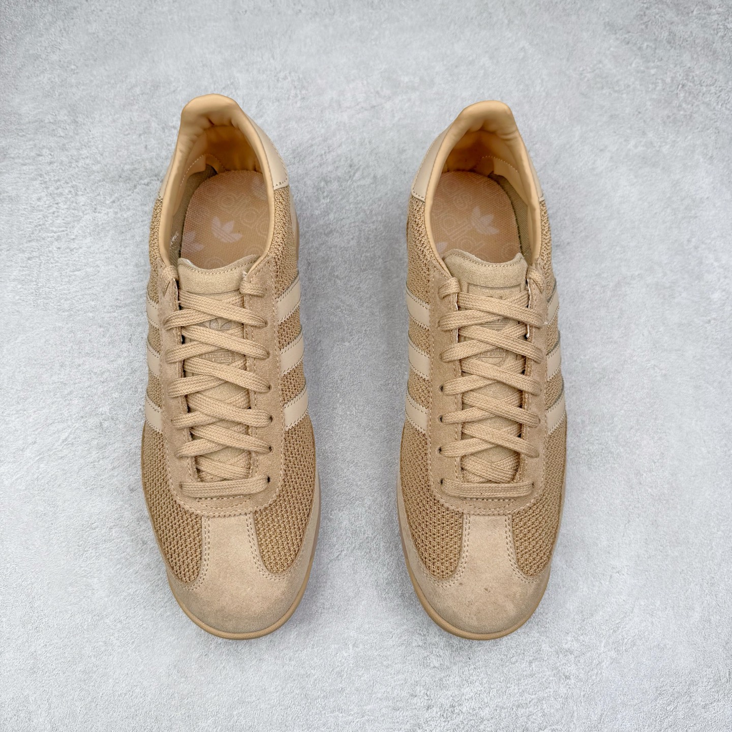 图片[2]-＃HP纯原 AD Wmns SL72 OG 系列德训足球风百搭低帮休闲运动板鞋 JH5104 采用高弹EVA+MODEL+RB三层组合底 区别市面RB一体大底 三层组合鞋底重量与原鞋一致 Originals 将有「T 头鞋」造型的诞生于 1972 年的 SL72 鞋款复刻带回 各位买鞋又有新选择了 1972 年 SL72 问世后 引领了后来阿迪达斯的跑鞋发展方向 其中「SL」代表了 Super Light 彰显了产品轻便的特性 1972 年 SL72 问世后 引领了后来阿迪达斯的跑鞋发展方向 其中「SL」代表了 Super Light 彰显了产品轻便的特性 这次 Originals 延续其轻质经典的基因 带来男女两款 SL72 男生款带来 SL72 RS 鞋型 RS 意为 Reshaped（重塑）鞋款在保留了经典的外观基础上 在尼龙材质里增加了填充物 使鞋型更加挺立和饱满 鞋头则更加圆润 鞋底的 EVA 材质则增加了鞋款的高度 女生款则带来 SL72 OG W 鞋型 OG 顾名思义则是致敬经典款式 相较于 RS（Reshaped）鞋款 鞋身更加纤细 其整体鞋身轮廓、线条、细节、材质上尊崇 70 年代 SL72 的设计 还原经典味道 尺码：36 36⅔ 37⅓ 38 38⅔ 39⅓ 40 40⅔ 41⅓ 42 42⅔ 43⅓ 44 44⅔ 45-选品中心