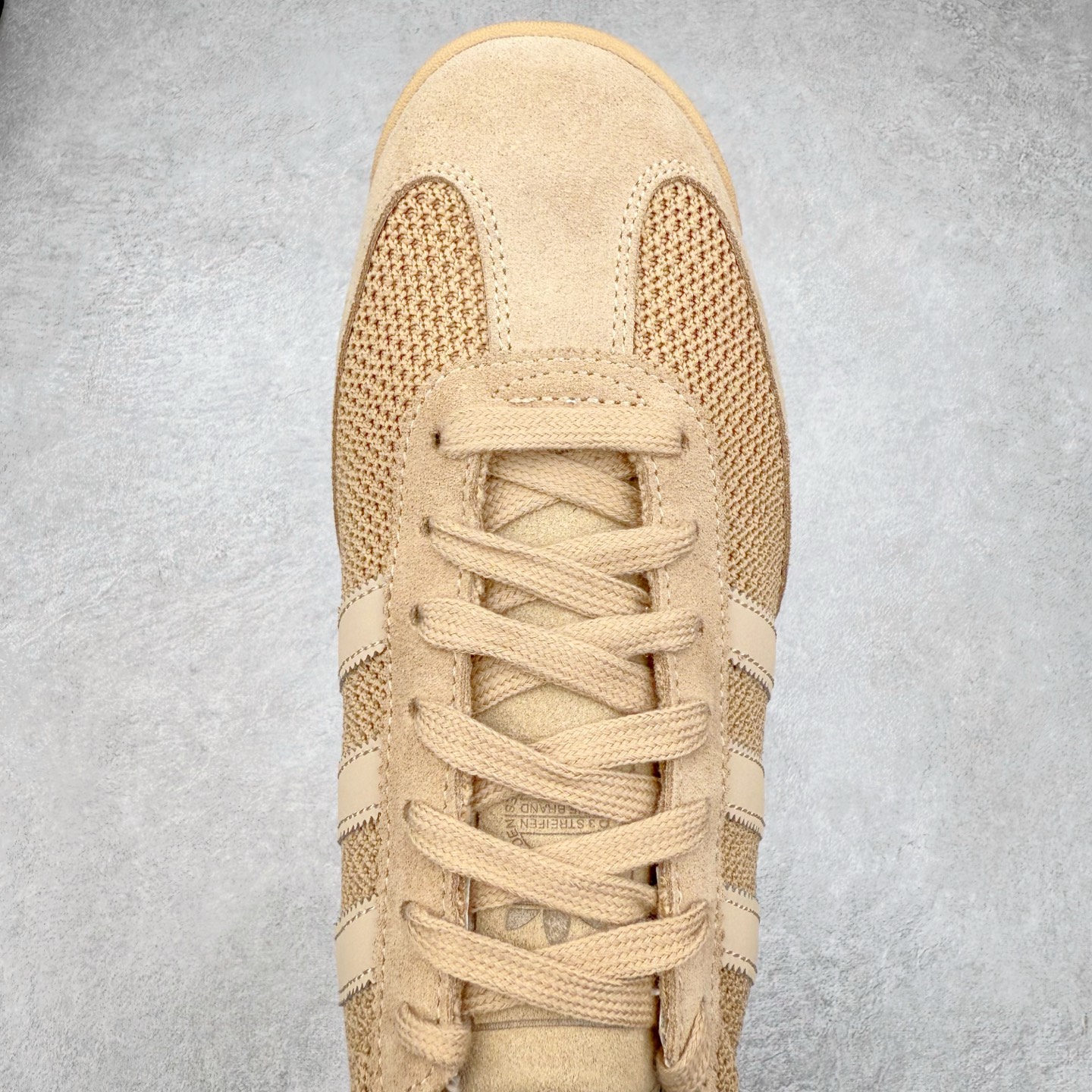 图片[4]-＃HP纯原 AD Wmns SL72 OG 系列德训足球风百搭低帮休闲运动板鞋 JH5104 采用高弹EVA+MODEL+RB三层组合底 区别市面RB一体大底 三层组合鞋底重量与原鞋一致 Originals 将有「T 头鞋」造型的诞生于 1972 年的 SL72 鞋款复刻带回 各位买鞋又有新选择了 1972 年 SL72 问世后 引领了后来阿迪达斯的跑鞋发展方向 其中「SL」代表了 Super Light 彰显了产品轻便的特性 1972 年 SL72 问世后 引领了后来阿迪达斯的跑鞋发展方向 其中「SL」代表了 Super Light 彰显了产品轻便的特性 这次 Originals 延续其轻质经典的基因 带来男女两款 SL72 男生款带来 SL72 RS 鞋型 RS 意为 Reshaped（重塑）鞋款在保留了经典的外观基础上 在尼龙材质里增加了填充物 使鞋型更加挺立和饱满 鞋头则更加圆润 鞋底的 EVA 材质则增加了鞋款的高度 女生款则带来 SL72 OG W 鞋型 OG 顾名思义则是致敬经典款式 相较于 RS（Reshaped）鞋款 鞋身更加纤细 其整体鞋身轮廓、线条、细节、材质上尊崇 70 年代 SL72 的设计 还原经典味道 尺码：36 36⅔ 37⅓ 38 38⅔ 39⅓ 40 40⅔ 41⅓ 42 42⅔ 43⅓ 44 44⅔ 45-选品中心