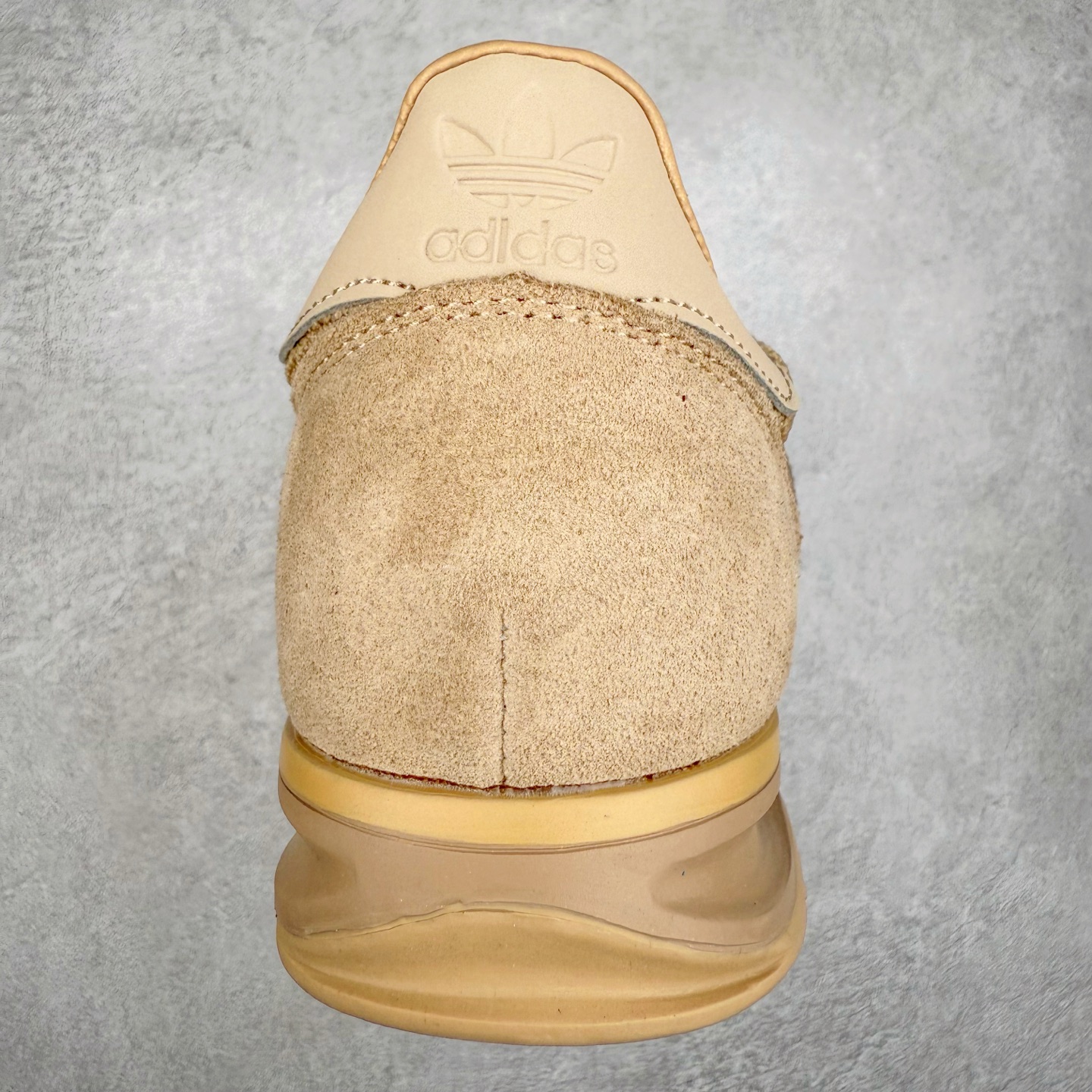 图片[8]-＃HP纯原 AD Wmns SL72 OG 系列德训足球风百搭低帮休闲运动板鞋 JH5104 采用高弹EVA+MODEL+RB三层组合底 区别市面RB一体大底 三层组合鞋底重量与原鞋一致 Originals 将有「T 头鞋」造型的诞生于 1972 年的 SL72 鞋款复刻带回 各位买鞋又有新选择了 1972 年 SL72 问世后 引领了后来阿迪达斯的跑鞋发展方向 其中「SL」代表了 Super Light 彰显了产品轻便的特性 1972 年 SL72 问世后 引领了后来阿迪达斯的跑鞋发展方向 其中「SL」代表了 Super Light 彰显了产品轻便的特性 这次 Originals 延续其轻质经典的基因 带来男女两款 SL72 男生款带来 SL72 RS 鞋型 RS 意为 Reshaped（重塑）鞋款在保留了经典的外观基础上 在尼龙材质里增加了填充物 使鞋型更加挺立和饱满 鞋头则更加圆润 鞋底的 EVA 材质则增加了鞋款的高度 女生款则带来 SL72 OG W 鞋型 OG 顾名思义则是致敬经典款式 相较于 RS（Reshaped）鞋款 鞋身更加纤细 其整体鞋身轮廓、线条、细节、材质上尊崇 70 年代 SL72 的设计 还原经典味道 尺码：36 36⅔ 37⅓ 38 38⅔ 39⅓ 40 40⅔ 41⅓ 42 42⅔ 43⅓ 44 44⅔ 45-选品中心