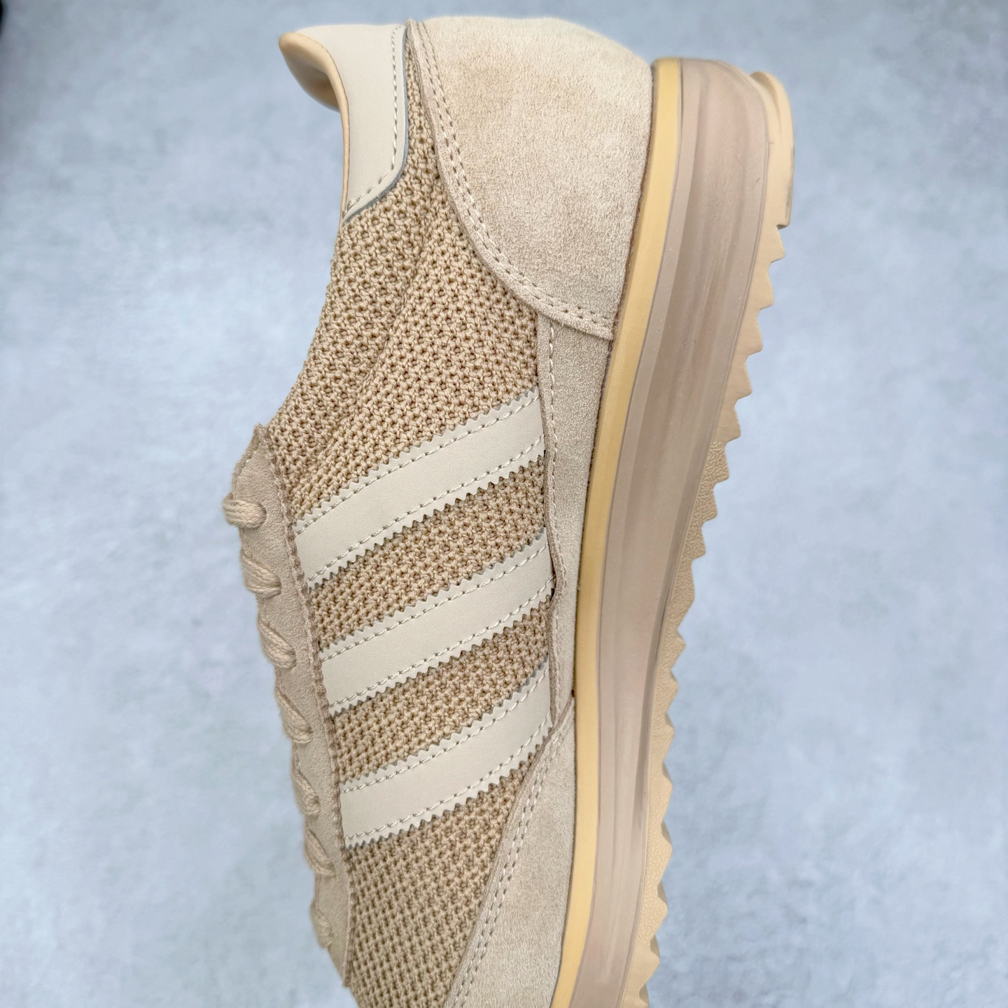 图片[7]-＃HP纯原 AD Wmns SL72 OG 系列德训足球风百搭低帮休闲运动板鞋 JH5104 采用高弹EVA+MODEL+RB三层组合底 区别市面RB一体大底 三层组合鞋底重量与原鞋一致 Originals 将有「T 头鞋」造型的诞生于 1972 年的 SL72 鞋款复刻带回 各位买鞋又有新选择了 1972 年 SL72 问世后 引领了后来阿迪达斯的跑鞋发展方向 其中「SL」代表了 Super Light 彰显了产品轻便的特性 1972 年 SL72 问世后 引领了后来阿迪达斯的跑鞋发展方向 其中「SL」代表了 Super Light 彰显了产品轻便的特性 这次 Originals 延续其轻质经典的基因 带来男女两款 SL72 男生款带来 SL72 RS 鞋型 RS 意为 Reshaped（重塑）鞋款在保留了经典的外观基础上 在尼龙材质里增加了填充物 使鞋型更加挺立和饱满 鞋头则更加圆润 鞋底的 EVA 材质则增加了鞋款的高度 女生款则带来 SL72 OG W 鞋型 OG 顾名思义则是致敬经典款式 相较于 RS（Reshaped）鞋款 鞋身更加纤细 其整体鞋身轮廓、线条、细节、材质上尊崇 70 年代 SL72 的设计 还原经典味道 尺码：36 36⅔ 37⅓ 38 38⅔ 39⅓ 40 40⅔ 41⅓ 42 42⅔ 43⅓ 44 44⅔ 45-选品中心