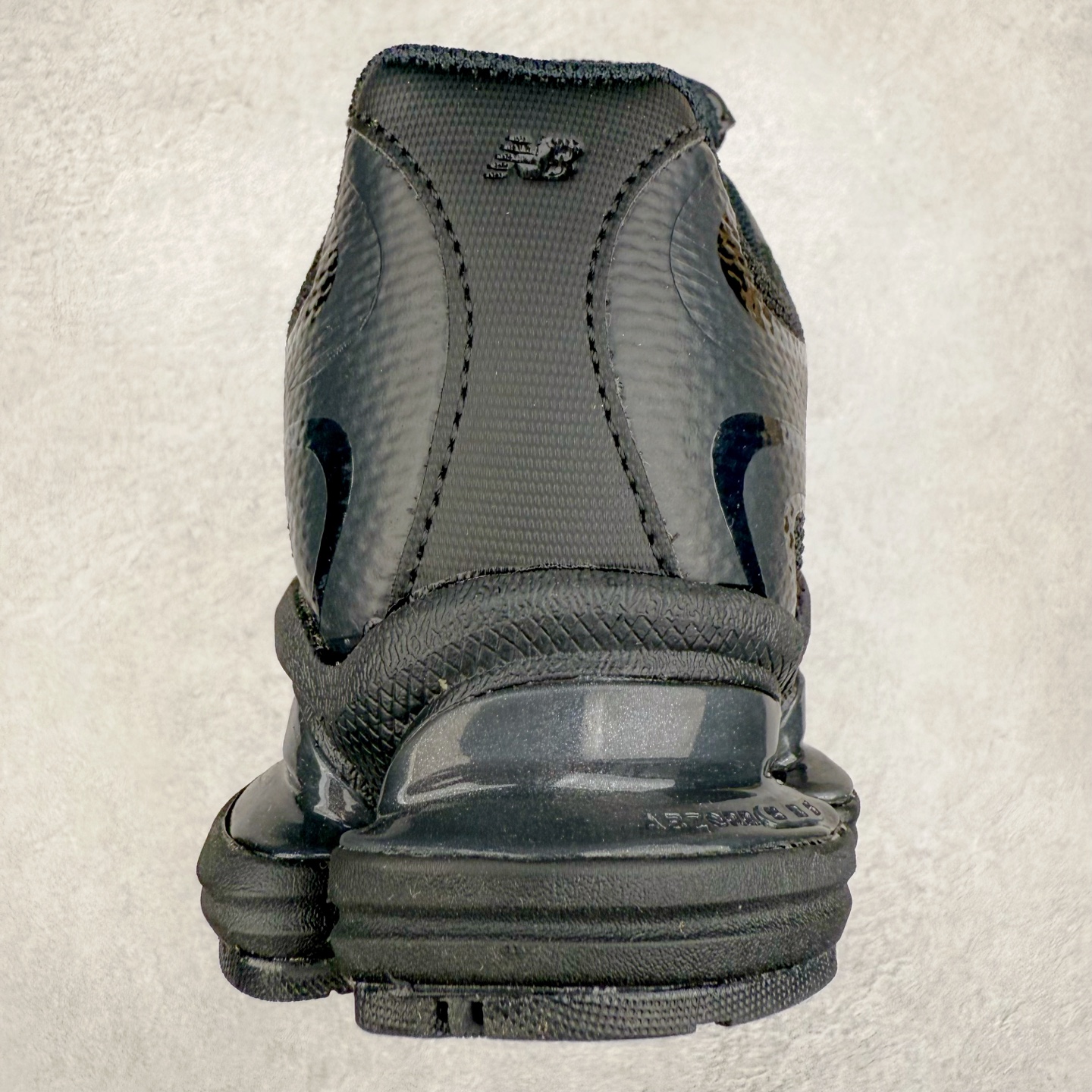 图片[8]-New Balance NB2000 舒适百搭防滑耐磨低帮 休闲跑步鞋 New Balance 在近两年的球鞋市场屡出奇招，在经典鞋型保持进一步增长的同时，推出的每一款新鞋型也都有傲人的战绩。在 327、9060 等鞋型获得成功之后，今天 New Balance 家族又迎来了新鲜血液的注入。这双 New Balance 2000 依然是融合了新旧元素的跑鞋造型，命名为 2000，或许是它的设计理念有着 Y2K 的血统。最大的亮点，在于这双鞋的中底。外侧以五个 ABZORB 单元，带来极具辨识度和冲击力的视觉效果，让这双鞋在外观和脚感方面都颇具吸引力。尺码：36 37 37.5 38 38.5 39 40 40.5 41 42 42.5 43 44 45 46-选品中心