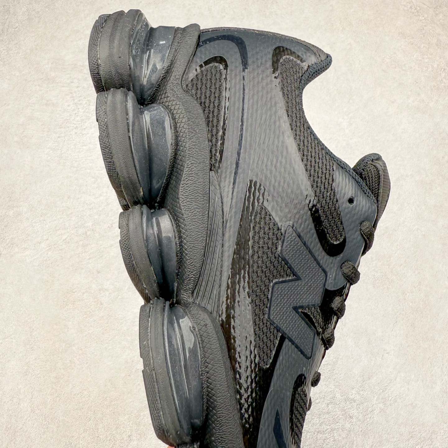 图片[6]-New Balance NB2000 舒适百搭防滑耐磨低帮 休闲跑步鞋 New Balance 在近两年的球鞋市场屡出奇招，在经典鞋型保持进一步增长的同时，推出的每一款新鞋型也都有傲人的战绩。在 327、9060 等鞋型获得成功之后，今天 New Balance 家族又迎来了新鲜血液的注入。这双 New Balance 2000 依然是融合了新旧元素的跑鞋造型，命名为 2000，或许是它的设计理念有着 Y2K 的血统。最大的亮点，在于这双鞋的中底。外侧以五个 ABZORB 单元，带来极具辨识度和冲击力的视觉效果，让这双鞋在外观和脚感方面都颇具吸引力。尺码：36 37 37.5 38 38.5 39 40 40.5 41 42 42.5 43 44 45 46-选品中心