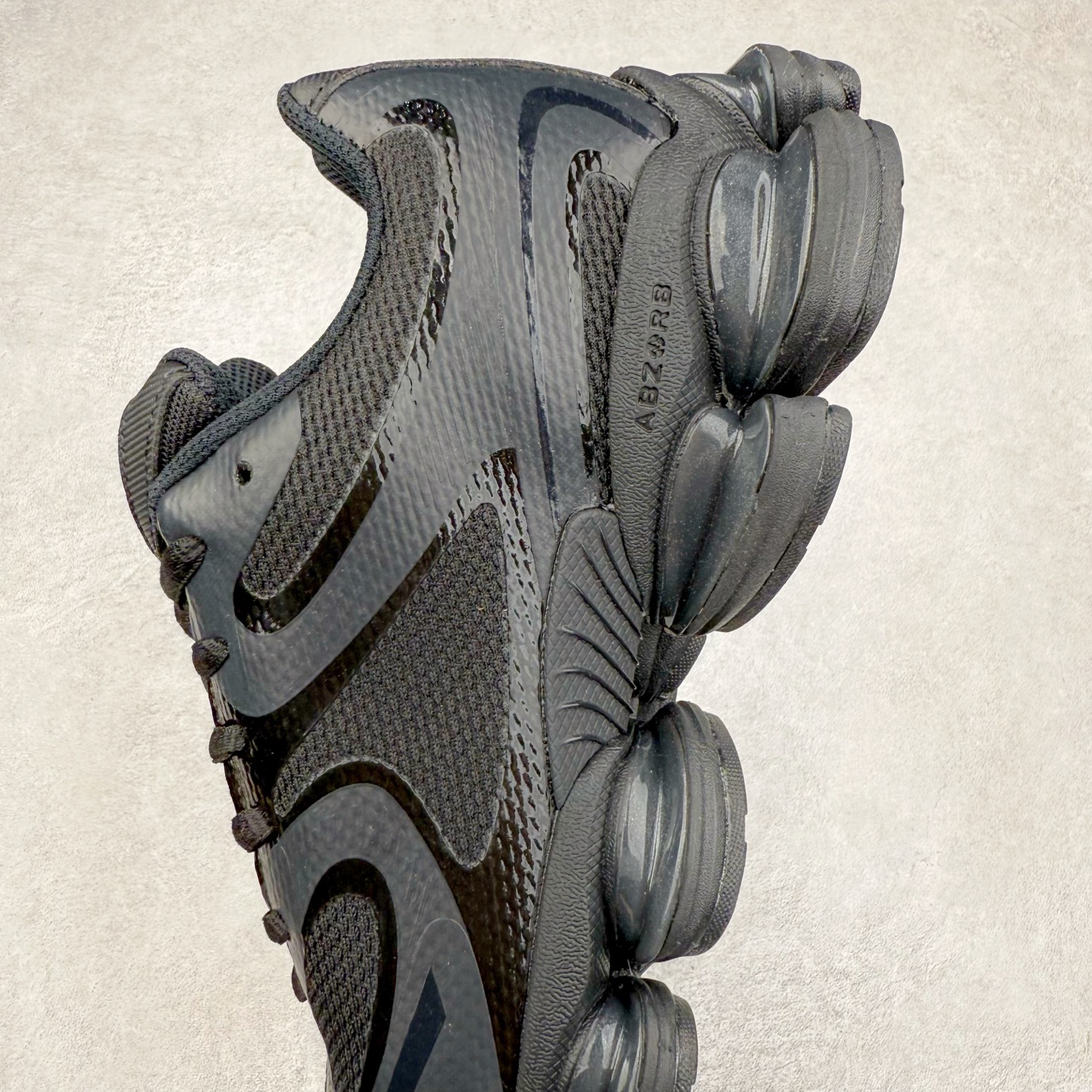 图片[7]-New Balance NB2000 舒适百搭防滑耐磨低帮 休闲跑步鞋 New Balance 在近两年的球鞋市场屡出奇招，在经典鞋型保持进一步增长的同时，推出的每一款新鞋型也都有傲人的战绩。在 327、9060 等鞋型获得成功之后，今天 New Balance 家族又迎来了新鲜血液的注入。这双 New Balance 2000 依然是融合了新旧元素的跑鞋造型，命名为 2000，或许是它的设计理念有着 Y2K 的血统。最大的亮点，在于这双鞋的中底。外侧以五个 ABZORB 单元，带来极具辨识度和冲击力的视觉效果，让这双鞋在外观和脚感方面都颇具吸引力。尺码：36 37 37.5 38 38.5 39 40 40.5 41 42 42.5 43 44 45 46-选品中心