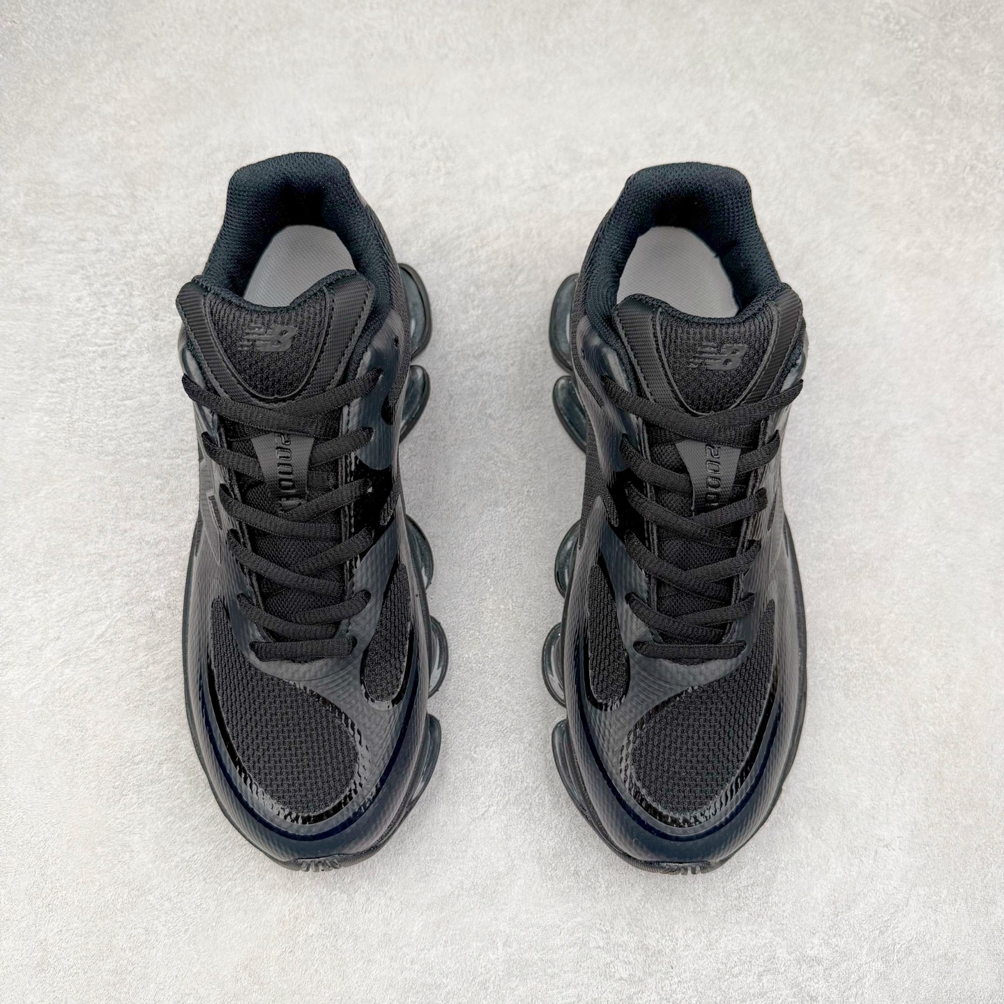 图片[2]-New Balance NB2000 舒适百搭防滑耐磨低帮 休闲跑步鞋 New Balance 在近两年的球鞋市场屡出奇招，在经典鞋型保持进一步增长的同时，推出的每一款新鞋型也都有傲人的战绩。在 327、9060 等鞋型获得成功之后，今天 New Balance 家族又迎来了新鲜血液的注入。这双 New Balance 2000 依然是融合了新旧元素的跑鞋造型，命名为 2000，或许是它的设计理念有着 Y2K 的血统。最大的亮点，在于这双鞋的中底。外侧以五个 ABZORB 单元，带来极具辨识度和冲击力的视觉效果，让这双鞋在外观和脚感方面都颇具吸引力。尺码：36 37 37.5 38 38.5 39 40 40.5 41 42 42.5 43 44 45 46-选品中心