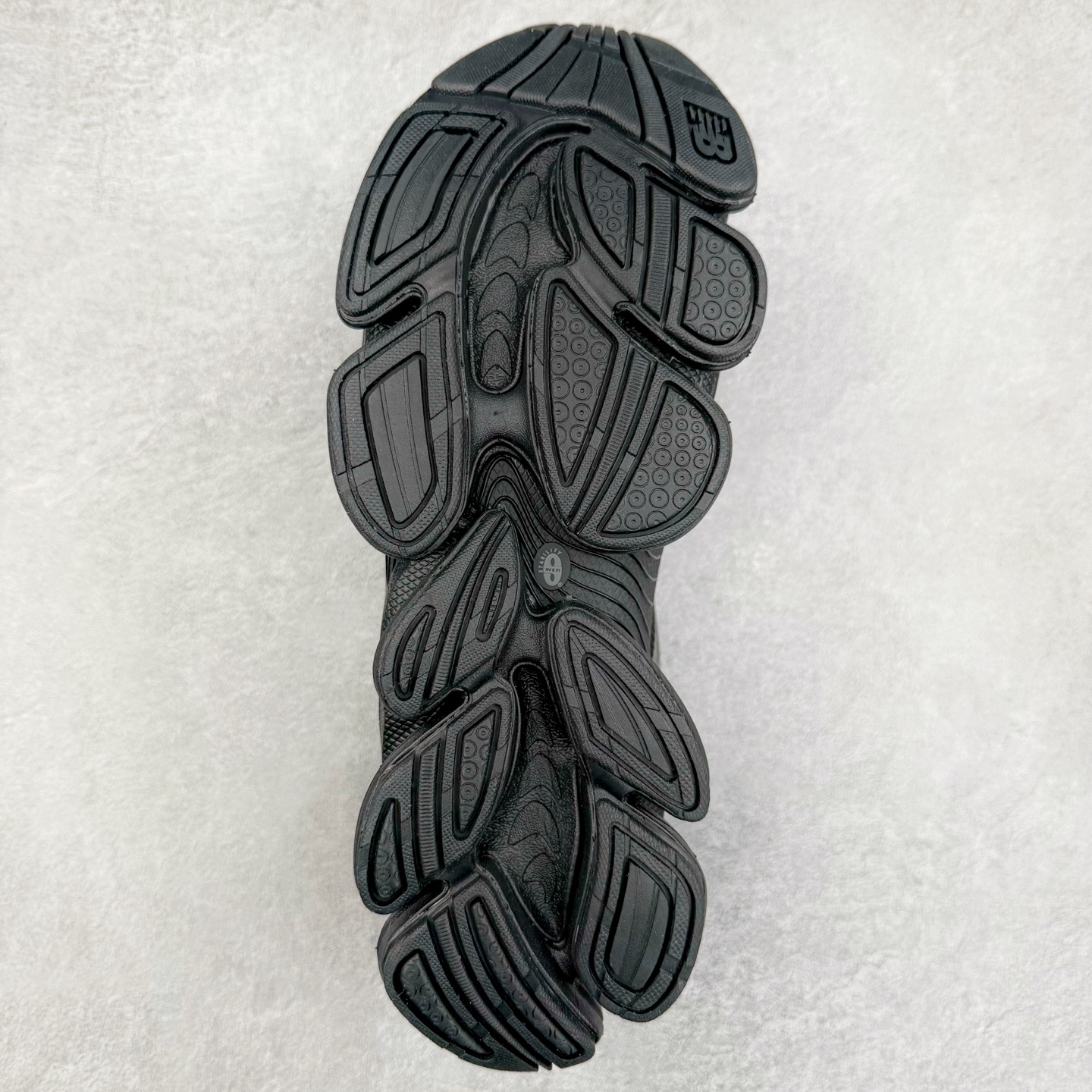 图片[9]-New Balance NB2000 舒适百搭防滑耐磨低帮 休闲跑步鞋 New Balance 在近两年的球鞋市场屡出奇招，在经典鞋型保持进一步增长的同时，推出的每一款新鞋型也都有傲人的战绩。在 327、9060 等鞋型获得成功之后，今天 New Balance 家族又迎来了新鲜血液的注入。这双 New Balance 2000 依然是融合了新旧元素的跑鞋造型，命名为 2000，或许是它的设计理念有着 Y2K 的血统。最大的亮点，在于这双鞋的中底。外侧以五个 ABZORB 单元，带来极具辨识度和冲击力的视觉效果，让这双鞋在外观和脚感方面都颇具吸引力。尺码：36 37 37.5 38 38.5 39 40 40.5 41 42 42.5 43 44 45 46-选品中心