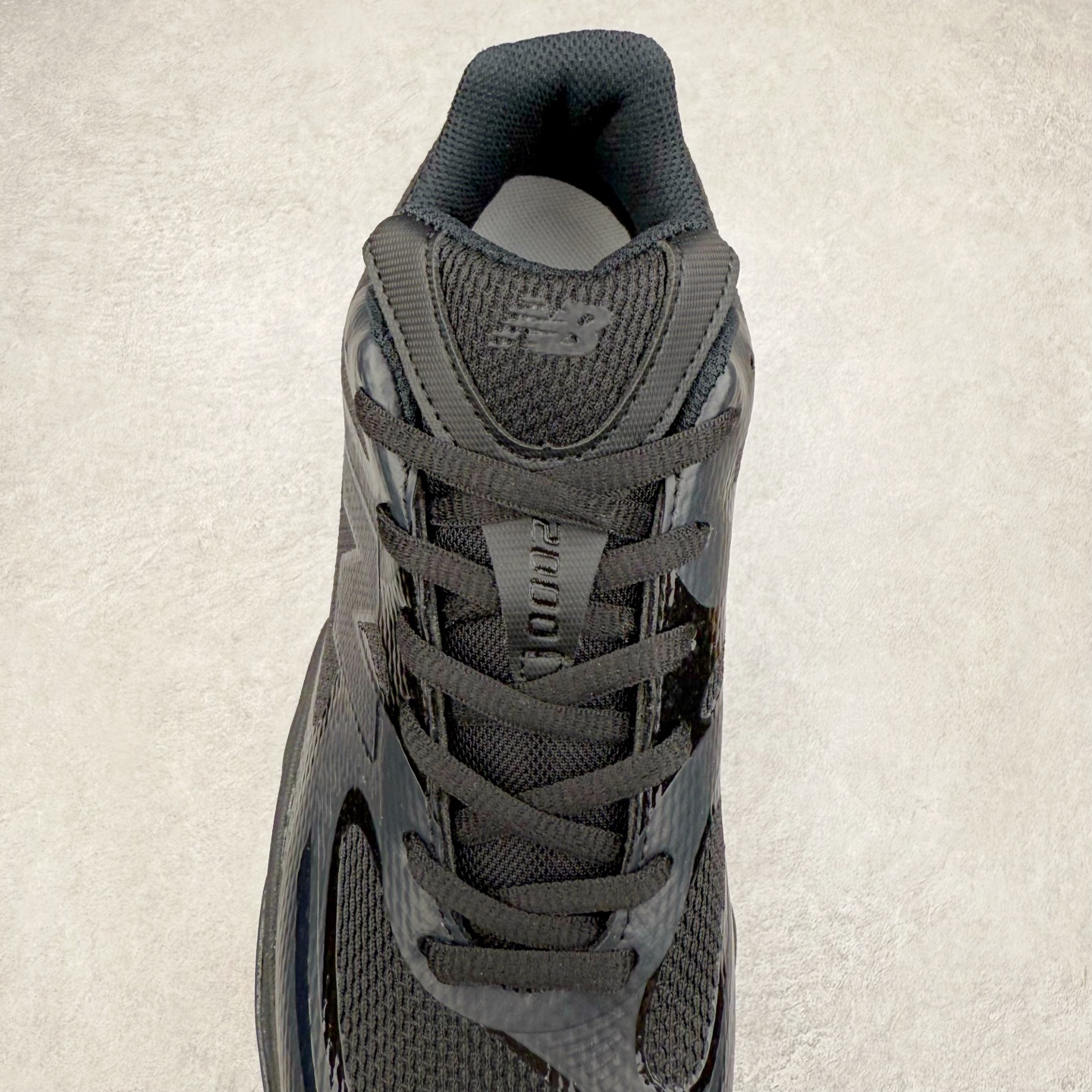 图片[5]-New Balance NB2000 舒适百搭防滑耐磨低帮 休闲跑步鞋 New Balance 在近两年的球鞋市场屡出奇招，在经典鞋型保持进一步增长的同时，推出的每一款新鞋型也都有傲人的战绩。在 327、9060 等鞋型获得成功之后，今天 New Balance 家族又迎来了新鲜血液的注入。这双 New Balance 2000 依然是融合了新旧元素的跑鞋造型，命名为 2000，或许是它的设计理念有着 Y2K 的血统。最大的亮点，在于这双鞋的中底。外侧以五个 ABZORB 单元，带来极具辨识度和冲击力的视觉效果，让这双鞋在外观和脚感方面都颇具吸引力。尺码：36 37 37.5 38 38.5 39 40 40.5 41 42 42.5 43 44 45 46-选品中心