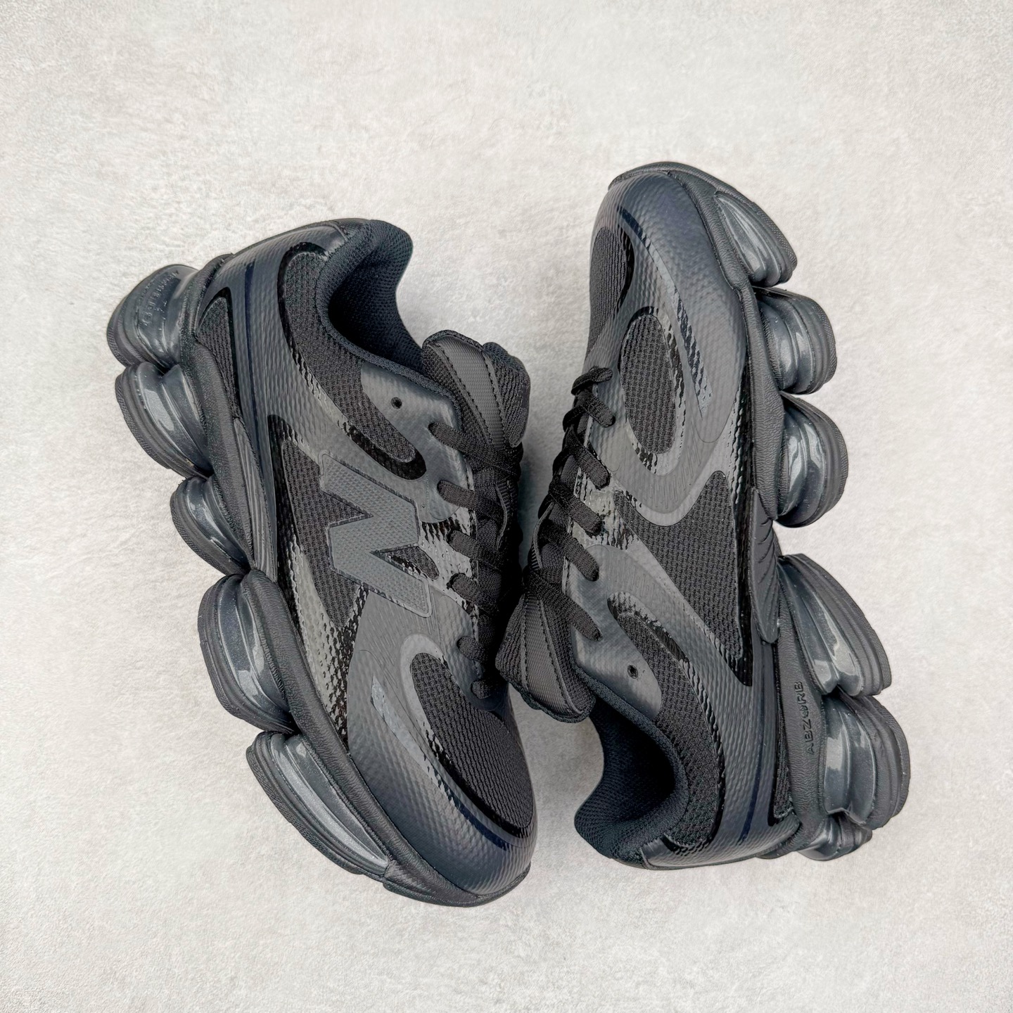 图片[3]-New Balance NB2000 舒适百搭防滑耐磨低帮 休闲跑步鞋 New Balance 在近两年的球鞋市场屡出奇招，在经典鞋型保持进一步增长的同时，推出的每一款新鞋型也都有傲人的战绩。在 327、9060 等鞋型获得成功之后，今天 New Balance 家族又迎来了新鲜血液的注入。这双 New Balance 2000 依然是融合了新旧元素的跑鞋造型，命名为 2000，或许是它的设计理念有着 Y2K 的血统。最大的亮点，在于这双鞋的中底。外侧以五个 ABZORB 单元，带来极具辨识度和冲击力的视觉效果，让这双鞋在外观和脚感方面都颇具吸引力。尺码：36 37 37.5 38 38.5 39 40 40.5 41 42 42.5 43 44 45 46-选品中心