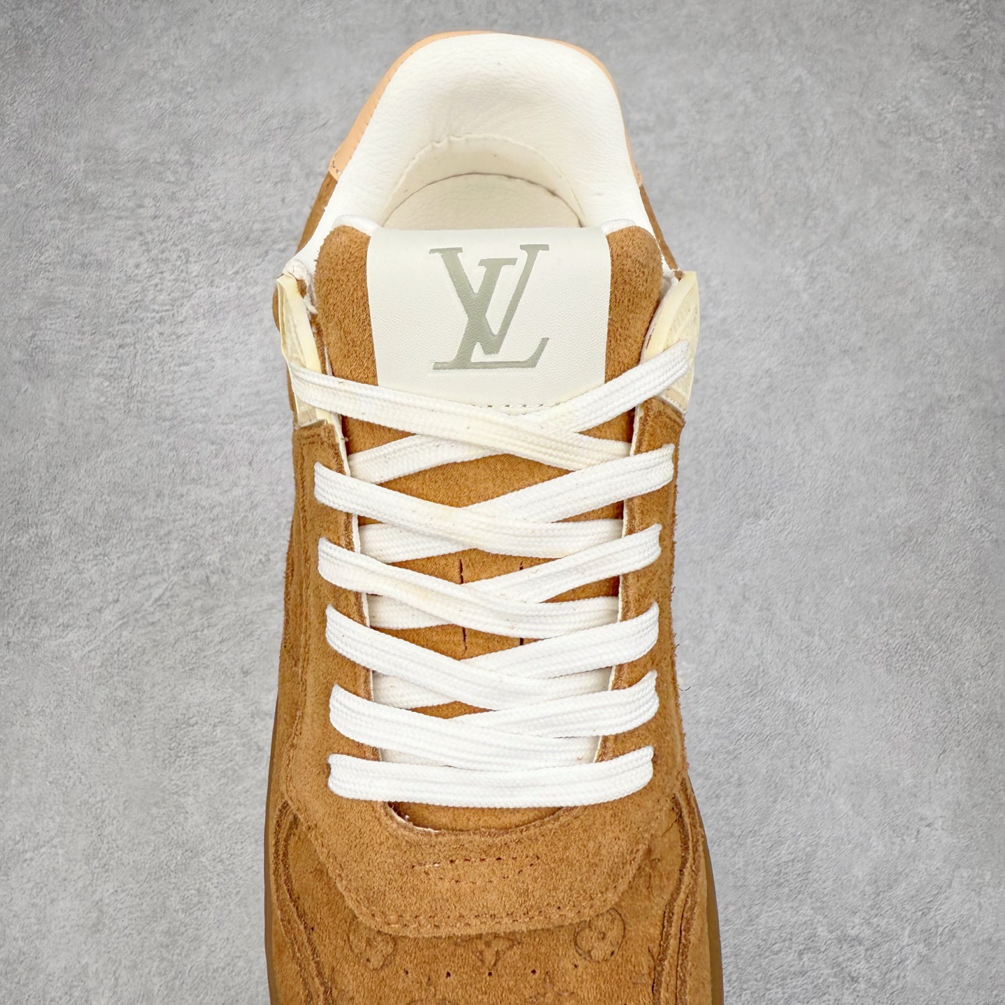 图片[5]-LOUIS VUITTON 2025 秋冬男士系列 Classic 牛皮革 圆头系带 低帮 生活休闲鞋 男女款 原版开发 市面唯一正确版本 原版购入开发 欢迎对比 这款Classic 运动鞋于 2025 秋冬男士系列初次亮相 以光滑牛皮革塑造考究设计 可轻松融入各式造型 瞩目 LV 字母标注鞋侧 轻盈橡胶外底点缀 Vuitton 标识 材料使用原版定制进口头层牛皮 内里使用原版进口透气网里 原版开模橡胶发泡材质大底 内增高4CM 尺码： 39 40 41 42 43 44 45-选品中心