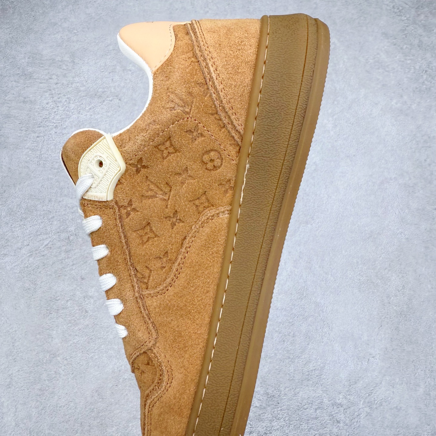 图片[7]-LOUIS VUITTON 2025 秋冬男士系列 Classic 牛皮革 圆头系带 低帮 生活休闲鞋 男女款 原版开发 市面唯一正确版本 原版购入开发 欢迎对比 这款Classic 运动鞋于 2025 秋冬男士系列初次亮相 以光滑牛皮革塑造考究设计 可轻松融入各式造型 瞩目 LV 字母标注鞋侧 轻盈橡胶外底点缀 Vuitton 标识 材料使用原版定制进口头层牛皮 内里使用原版进口透气网里 原版开模橡胶发泡材质大底 内增高4CM 尺码： 39 40 41 42 43 44 45-选品中心