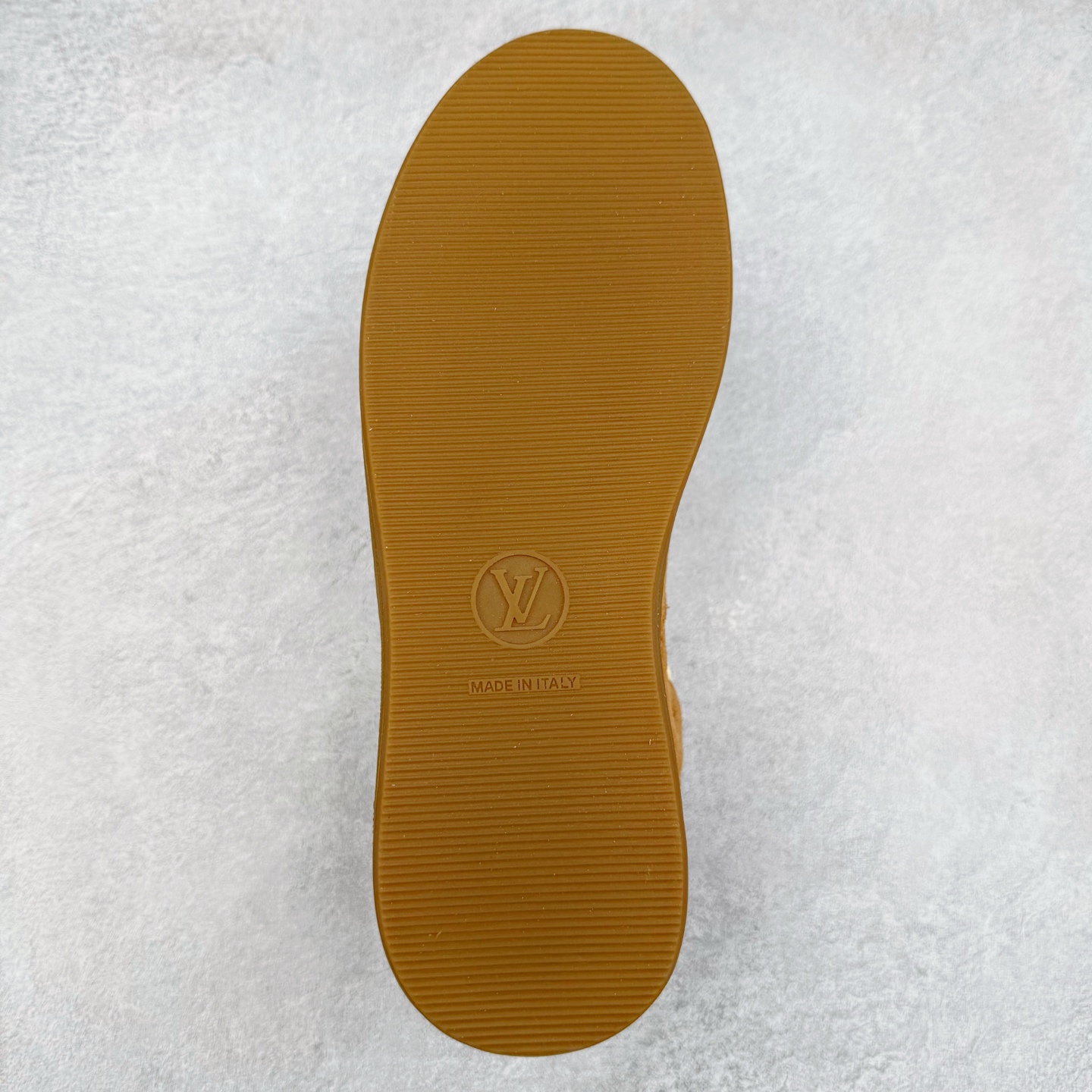 图片[9]-LOUIS VUITTON 2025 秋冬男士系列 Classic 牛皮革 圆头系带 低帮 生活休闲鞋 男女款 原版开发 市面唯一正确版本 原版购入开发 欢迎对比 这款Classic 运动鞋于 2025 秋冬男士系列初次亮相 以光滑牛皮革塑造考究设计 可轻松融入各式造型 瞩目 LV 字母标注鞋侧 轻盈橡胶外底点缀 Vuitton 标识 材料使用原版定制进口头层牛皮 内里使用原版进口透气网里 原版开模橡胶发泡材质大底 内增高4CM 尺码： 39 40 41 42 43 44 45-选品中心