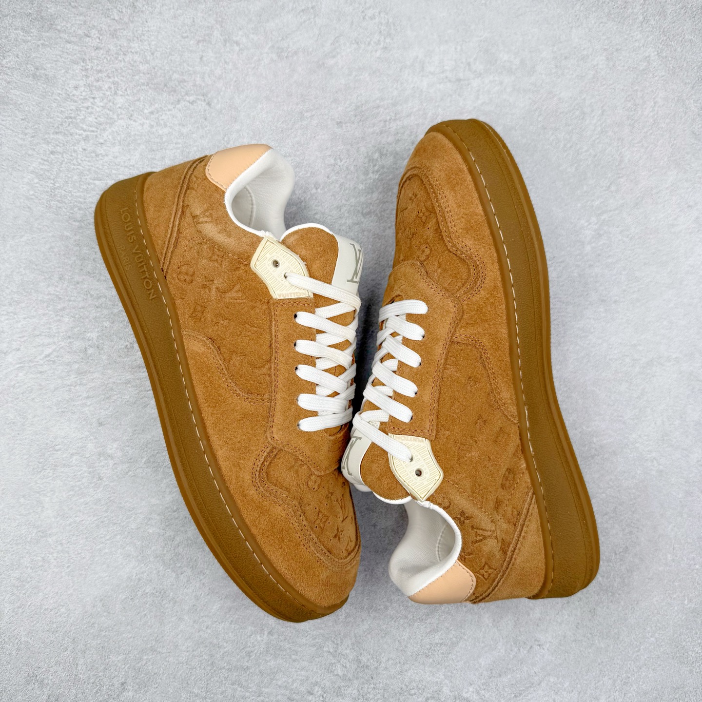 图片[3]-LOUIS VUITTON 2025 秋冬男士系列 Classic 牛皮革 圆头系带 低帮 生活休闲鞋 男女款 原版开发 市面唯一正确版本 原版购入开发 欢迎对比 这款Classic 运动鞋于 2025 秋冬男士系列初次亮相 以光滑牛皮革塑造考究设计 可轻松融入各式造型 瞩目 LV 字母标注鞋侧 轻盈橡胶外底点缀 Vuitton 标识 材料使用原版定制进口头层牛皮 内里使用原版进口透气网里 原版开模橡胶发泡材质大底 内增高4CM 尺码： 39 40 41 42 43 44 45-选品中心