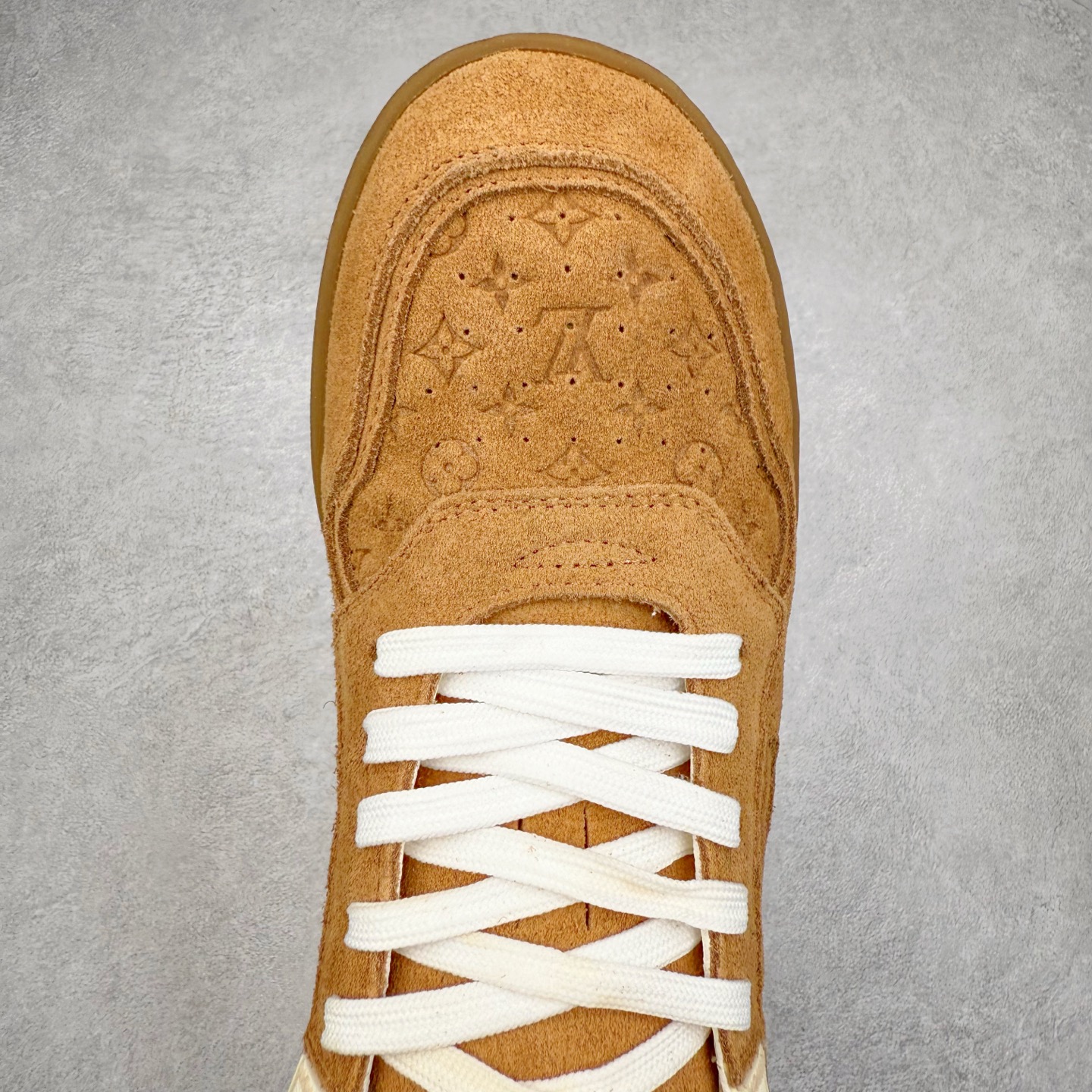 图片[4]-LOUIS VUITTON 2025 秋冬男士系列 Classic 牛皮革 圆头系带 低帮 生活休闲鞋 男女款 原版开发 市面唯一正确版本 原版购入开发 欢迎对比 这款Classic 运动鞋于 2025 秋冬男士系列初次亮相 以光滑牛皮革塑造考究设计 可轻松融入各式造型 瞩目 LV 字母标注鞋侧 轻盈橡胶外底点缀 Vuitton 标识 材料使用原版定制进口头层牛皮 内里使用原版进口透气网里 原版开模橡胶发泡材质大底 内增高4CM 尺码： 39 40 41 42 43 44 45-选品中心