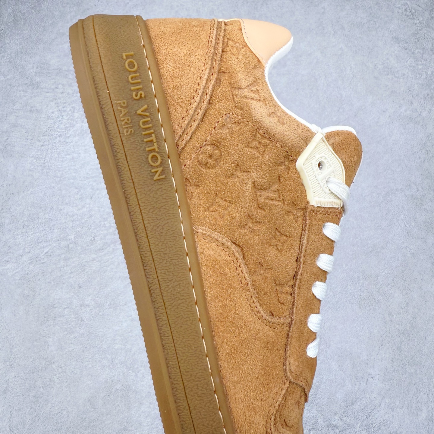 图片[6]-LOUIS VUITTON 2025 秋冬男士系列 Classic 牛皮革 圆头系带 低帮 生活休闲鞋 男女款 原版开发 市面唯一正确版本 原版购入开发 欢迎对比 这款Classic 运动鞋于 2025 秋冬男士系列初次亮相 以光滑牛皮革塑造考究设计 可轻松融入各式造型 瞩目 LV 字母标注鞋侧 轻盈橡胶外底点缀 Vuitton 标识 材料使用原版定制进口头层牛皮 内里使用原版进口透气网里 原版开模橡胶发泡材质大底 内增高4CM 尺码： 39 40 41 42 43 44 45-选品中心