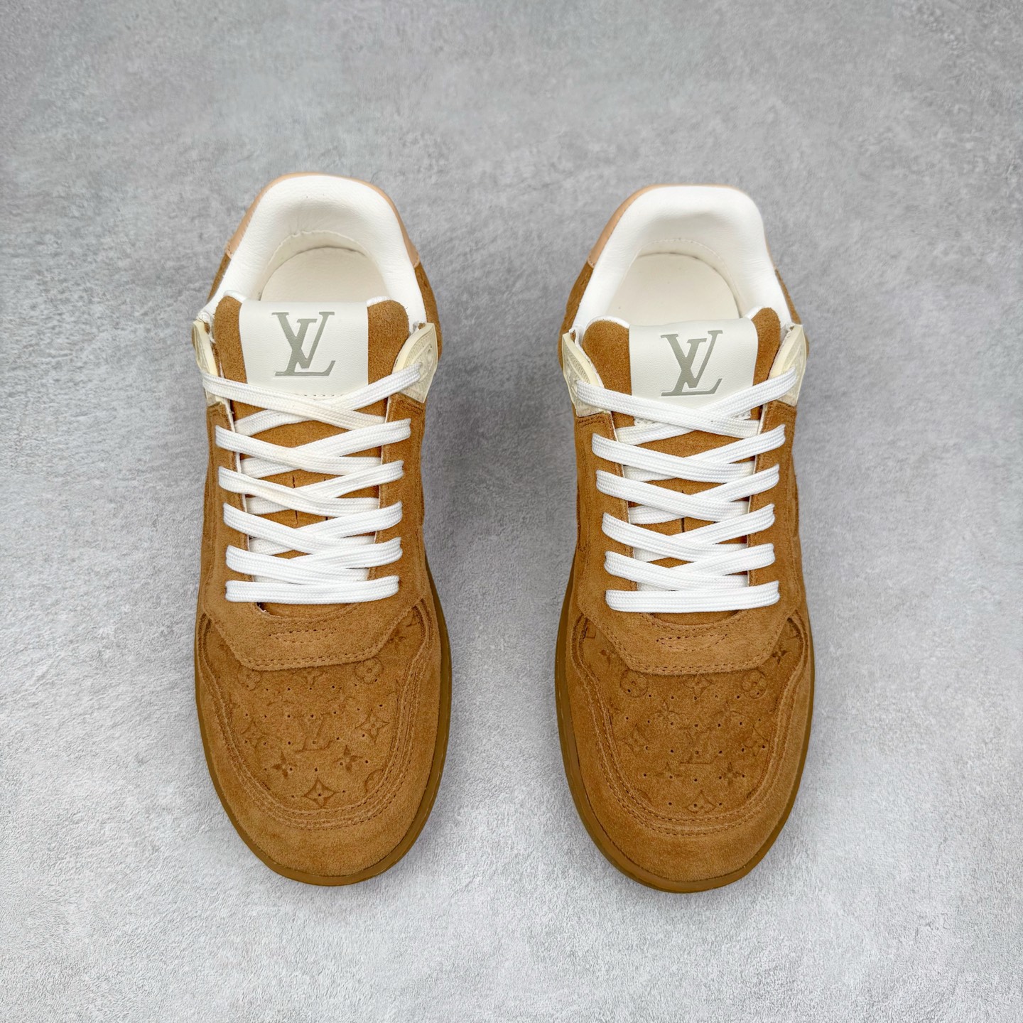 图片[2]-LOUIS VUITTON 2025 秋冬男士系列 Classic 牛皮革 圆头系带 低帮 生活休闲鞋 男女款 原版开发 市面唯一正确版本 原版购入开发 欢迎对比 这款Classic 运动鞋于 2025 秋冬男士系列初次亮相 以光滑牛皮革塑造考究设计 可轻松融入各式造型 瞩目 LV 字母标注鞋侧 轻盈橡胶外底点缀 Vuitton 标识 材料使用原版定制进口头层牛皮 内里使用原版进口透气网里 原版开模橡胶发泡材质大底 内增高4CM 尺码： 39 40 41 42 43 44 45-选品中心