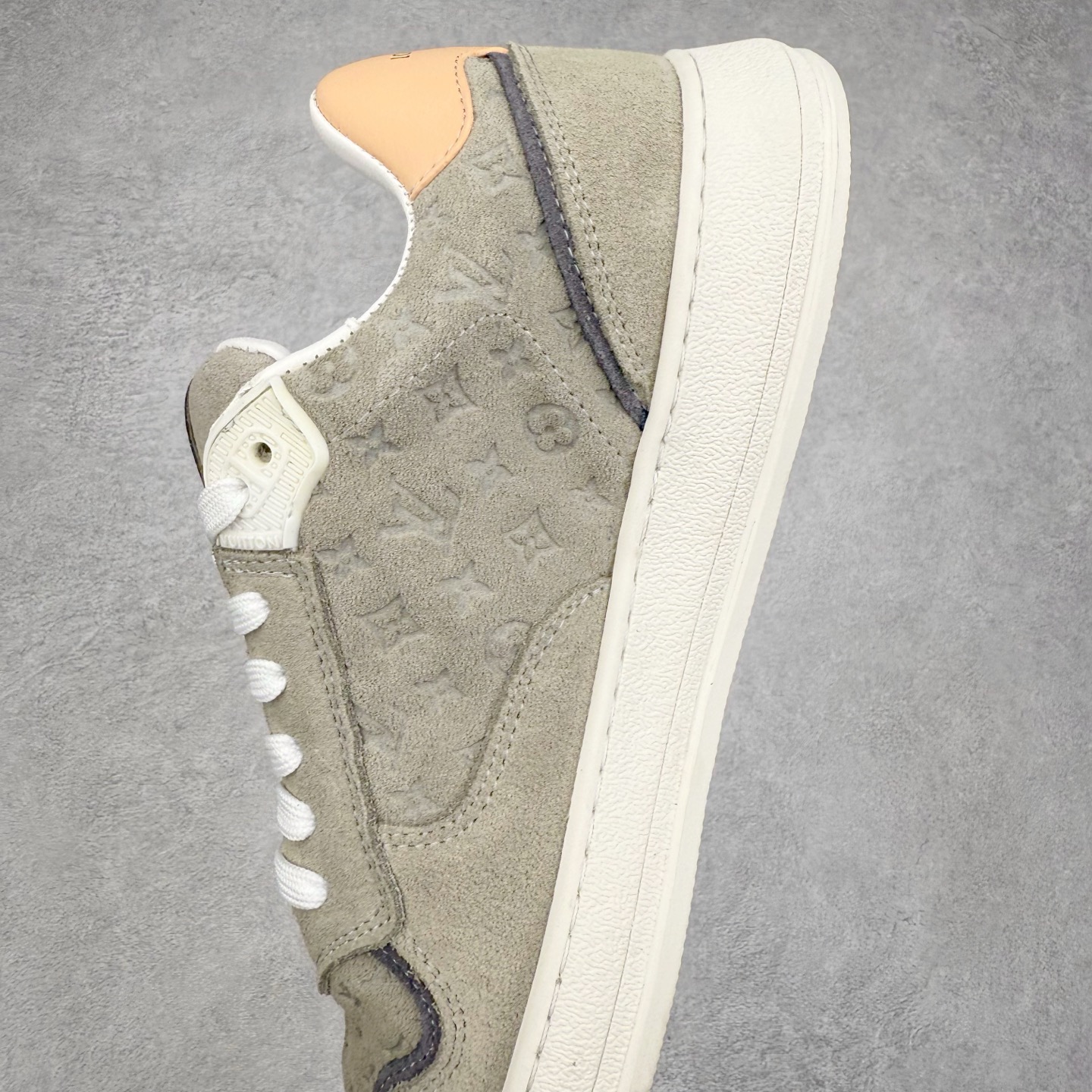 图片[7]-LOUIS VUITTON 2025 秋冬男士系列 Classic 牛皮革 圆头系带 低帮 生活休闲鞋 男女款 原版开发 市面唯一正确版本 原版购入开发 欢迎对比 这款Classic 运动鞋于 2025 秋冬男士系列初次亮相 以光滑牛皮革塑造考究设计 可轻松融入各式造型 瞩目 LV 字母标注鞋侧 轻盈橡胶外底点缀 Vuitton 标识 材料使用原版定制进口头层牛皮 内里使用原版进口透气网里 原版开模橡胶发泡材质大底 内增高4CM 尺码： 39 40 41 42 43 44 45-选品中心