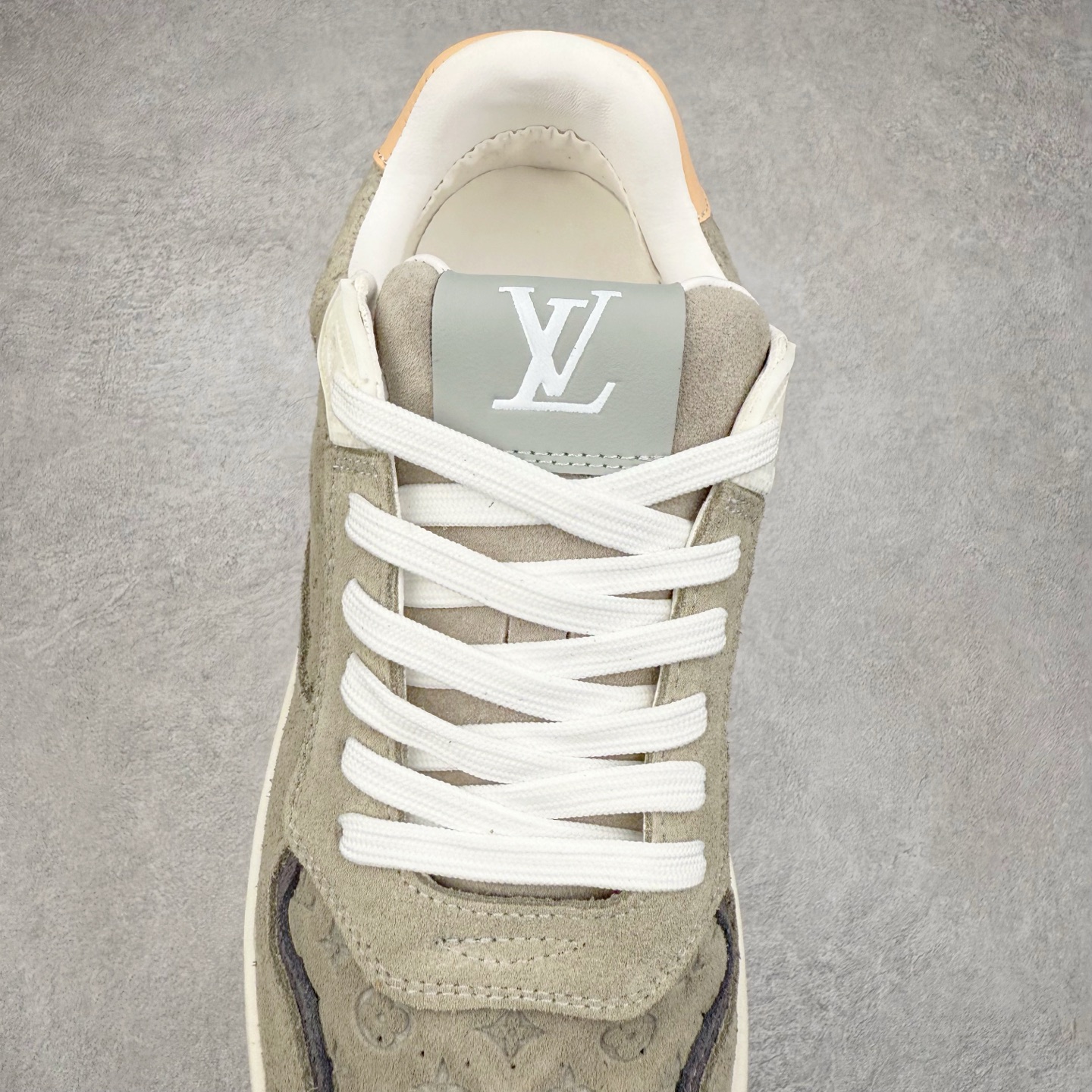 图片[5]-LOUIS VUITTON 2025 秋冬男士系列 Classic 牛皮革 圆头系带 低帮 生活休闲鞋 男女款 原版开发 市面唯一正确版本 原版购入开发 欢迎对比 这款Classic 运动鞋于 2025 秋冬男士系列初次亮相 以光滑牛皮革塑造考究设计 可轻松融入各式造型 瞩目 LV 字母标注鞋侧 轻盈橡胶外底点缀 Vuitton 标识 材料使用原版定制进口头层牛皮 内里使用原版进口透气网里 原版开模橡胶发泡材质大底 内增高4CM 尺码： 39 40 41 42 43 44 45-选品中心