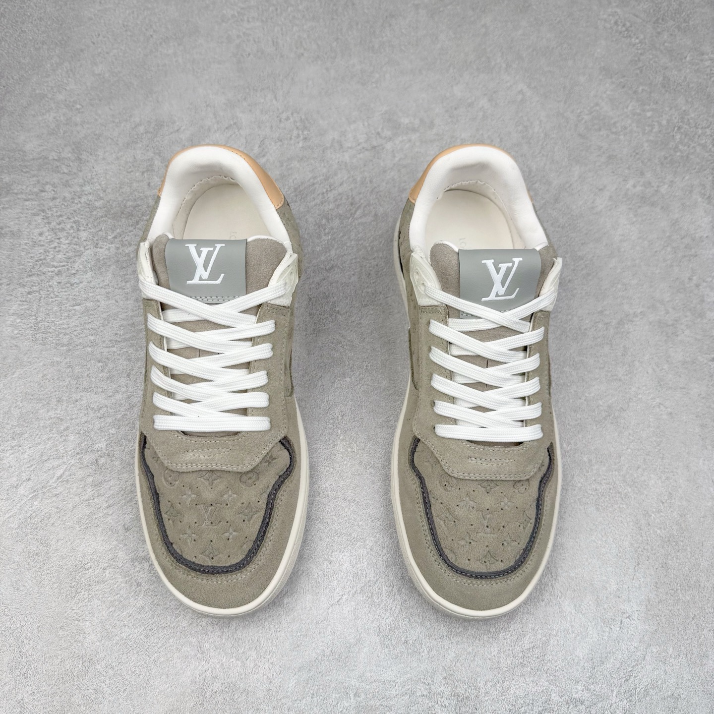 图片[2]-LOUIS VUITTON 2025 秋冬男士系列 Classic 牛皮革 圆头系带 低帮 生活休闲鞋 男女款 原版开发 市面唯一正确版本 原版购入开发 欢迎对比 这款Classic 运动鞋于 2025 秋冬男士系列初次亮相 以光滑牛皮革塑造考究设计 可轻松融入各式造型 瞩目 LV 字母标注鞋侧 轻盈橡胶外底点缀 Vuitton 标识 材料使用原版定制进口头层牛皮 内里使用原版进口透气网里 原版开模橡胶发泡材质大底 内增高4CM 尺码： 39 40 41 42 43 44 45-选品中心