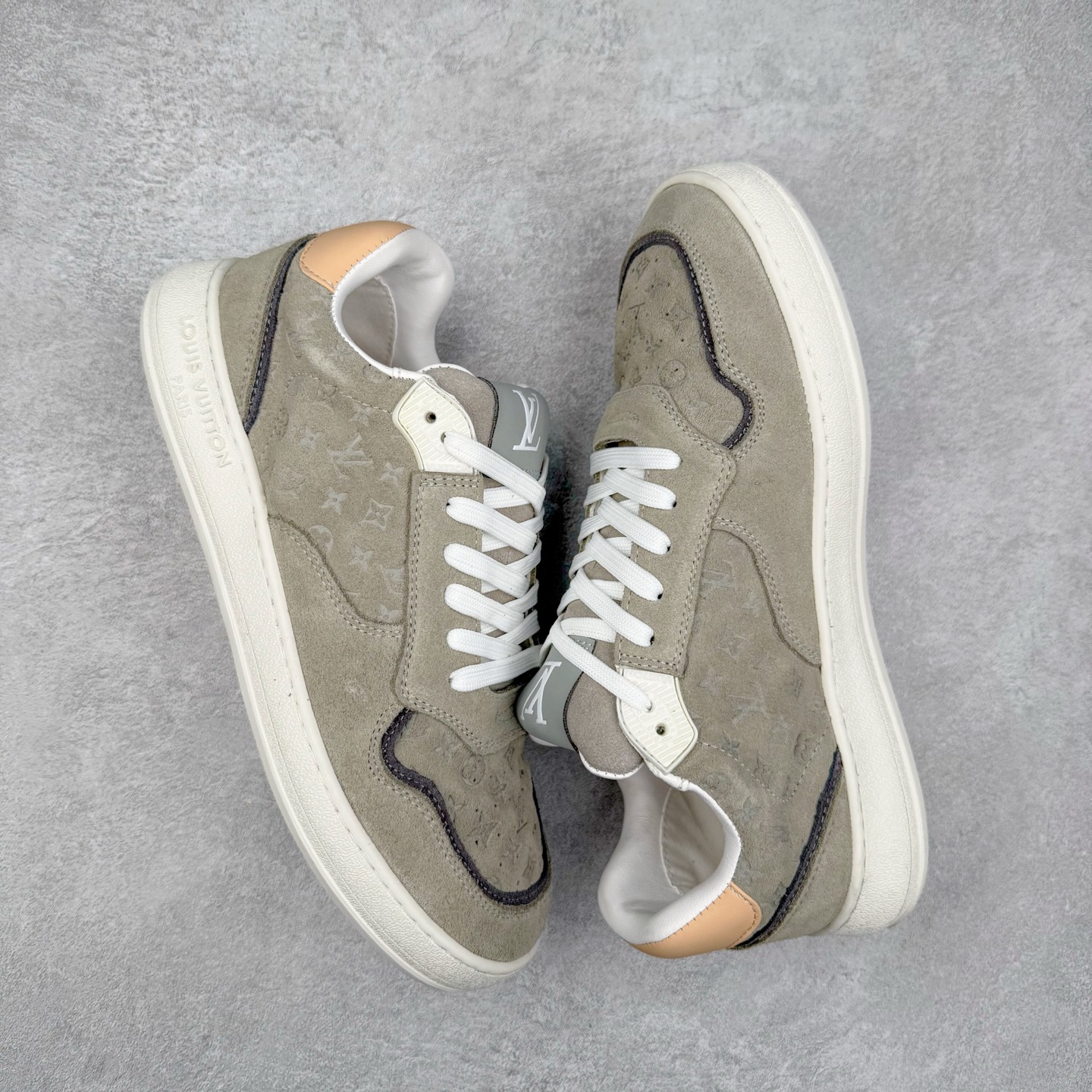 图片[3]-LOUIS VUITTON 2025 秋冬男士系列 Classic 牛皮革 圆头系带 低帮 生活休闲鞋 男女款 原版开发 市面唯一正确版本 原版购入开发 欢迎对比 这款Classic 运动鞋于 2025 秋冬男士系列初次亮相 以光滑牛皮革塑造考究设计 可轻松融入各式造型 瞩目 LV 字母标注鞋侧 轻盈橡胶外底点缀 Vuitton 标识 材料使用原版定制进口头层牛皮 内里使用原版进口透气网里 原版开模橡胶发泡材质大底 内增高4CM 尺码： 39 40 41 42 43 44 45-选品中心