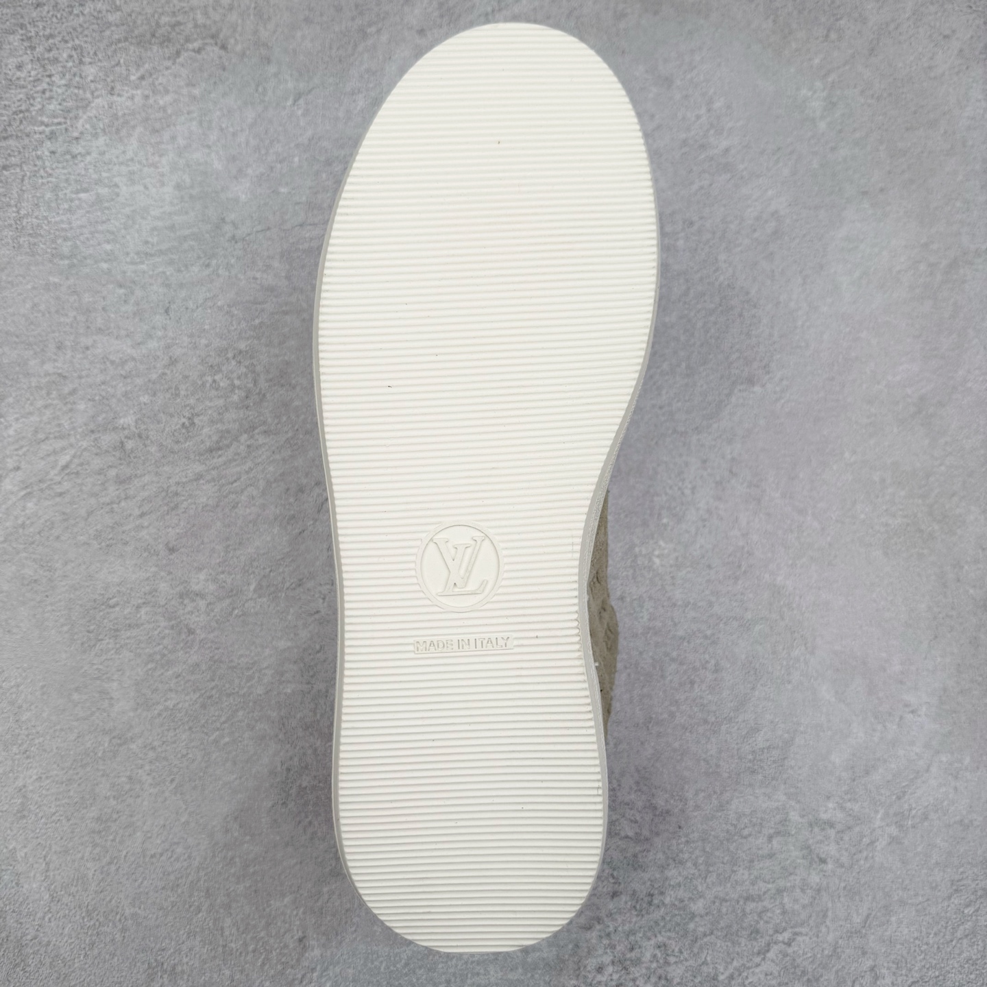 图片[9]-LOUIS VUITTON 2025 秋冬男士系列 Classic 牛皮革 圆头系带 低帮 生活休闲鞋 男女款 原版开发 市面唯一正确版本 原版购入开发 欢迎对比 这款Classic 运动鞋于 2025 秋冬男士系列初次亮相 以光滑牛皮革塑造考究设计 可轻松融入各式造型 瞩目 LV 字母标注鞋侧 轻盈橡胶外底点缀 Vuitton 标识 材料使用原版定制进口头层牛皮 内里使用原版进口透气网里 原版开模橡胶发泡材质大底 内增高4CM 尺码： 39 40 41 42 43 44 45-选品中心