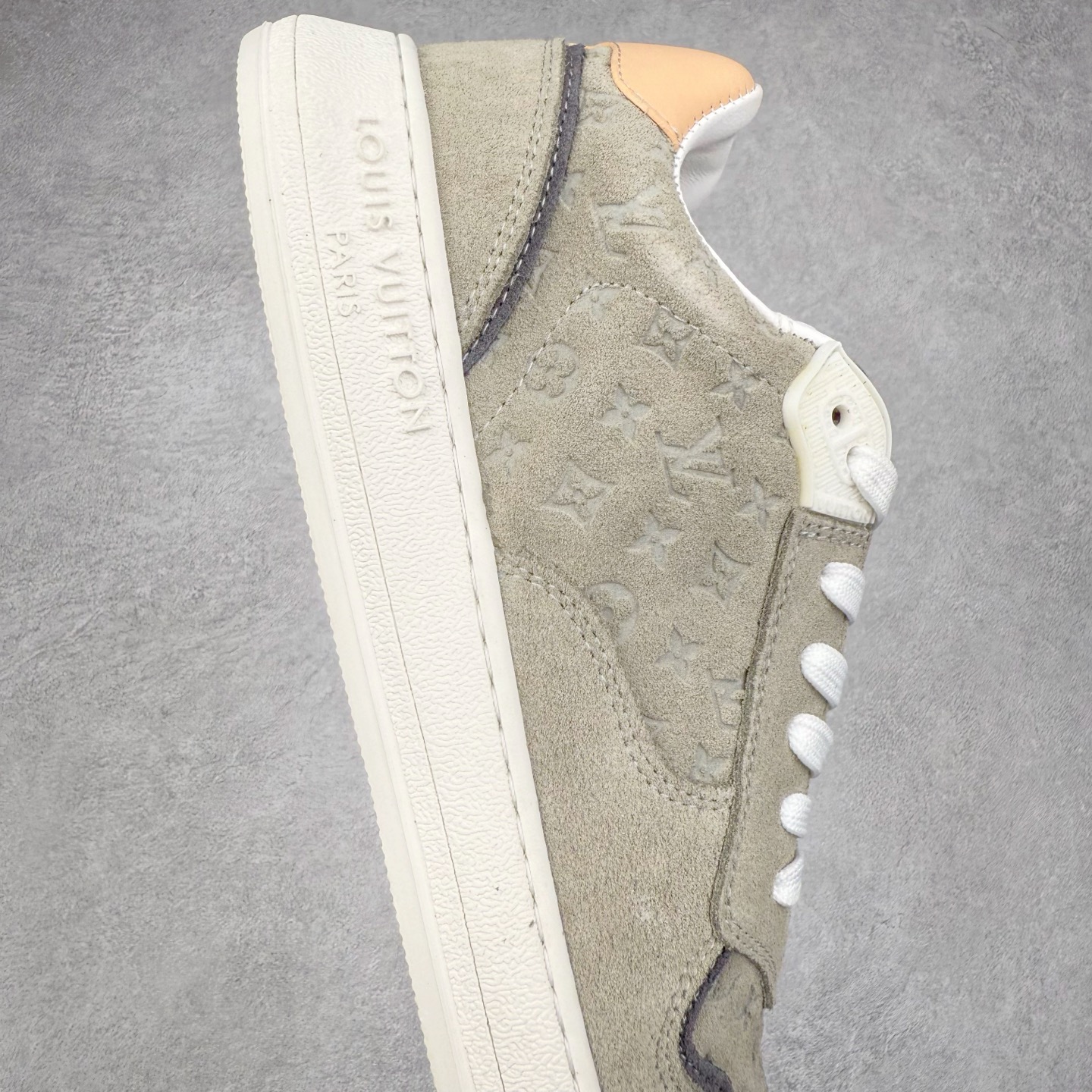 图片[6]-LOUIS VUITTON 2025 秋冬男士系列 Classic 牛皮革 圆头系带 低帮 生活休闲鞋 男女款 原版开发 市面唯一正确版本 原版购入开发 欢迎对比 这款Classic 运动鞋于 2025 秋冬男士系列初次亮相 以光滑牛皮革塑造考究设计 可轻松融入各式造型 瞩目 LV 字母标注鞋侧 轻盈橡胶外底点缀 Vuitton 标识 材料使用原版定制进口头层牛皮 内里使用原版进口透气网里 原版开模橡胶发泡材质大底 内增高4CM 尺码： 39 40 41 42 43 44 45-选品中心