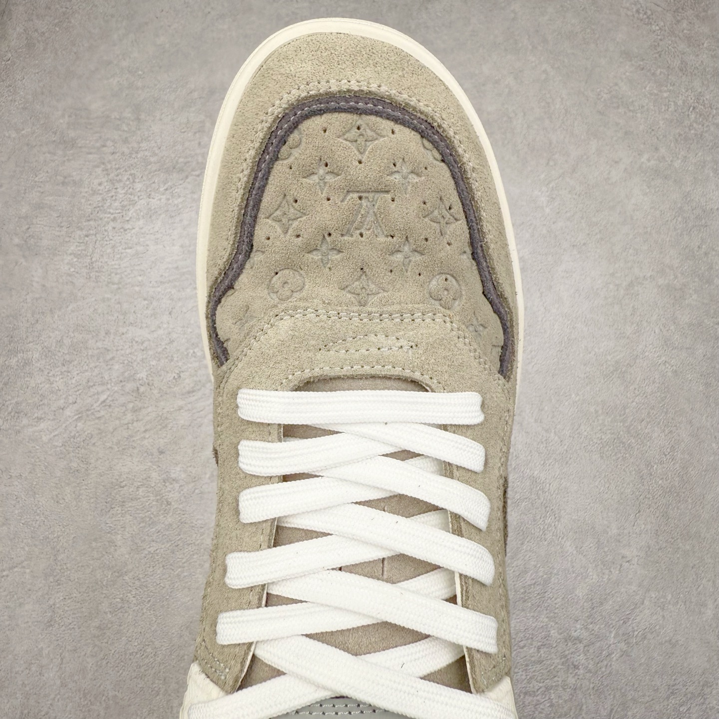 图片[4]-LOUIS VUITTON 2025 秋冬男士系列 Classic 牛皮革 圆头系带 低帮 生活休闲鞋 男女款 原版开发 市面唯一正确版本 原版购入开发 欢迎对比 这款Classic 运动鞋于 2025 秋冬男士系列初次亮相 以光滑牛皮革塑造考究设计 可轻松融入各式造型 瞩目 LV 字母标注鞋侧 轻盈橡胶外底点缀 Vuitton 标识 材料使用原版定制进口头层牛皮 内里使用原版进口透气网里 原版开模橡胶发泡材质大底 内增高4CM 尺码： 39 40 41 42 43 44 45-选品中心