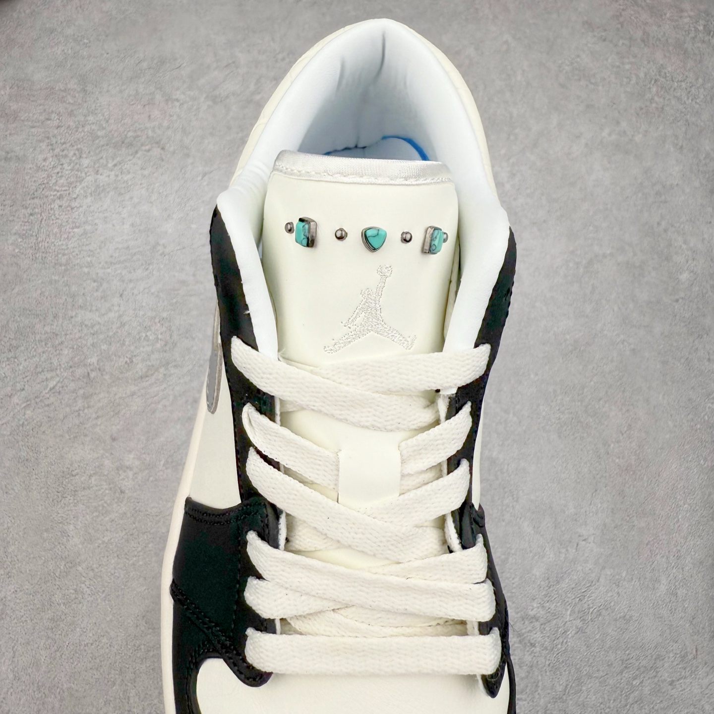 图片[5]-＃K版 Air Jordan AJ1 Low 低帮 白灰黑 IO2242-101 全新流水线出品 DT版本唯一平替选择 市场第二梯队最强版 全部原鞋开发 原楦原纸板开发 全鞋电脑针车 原厂内置全掌气垫 原盒内在原标 唯一Zp原版鞋带绑法 免检产品 全新2022版型 全头层皮料 完美零毛边处理 原厂配置全掌气垫 价格定位良心 几十个配色陆续出货 实拍调校N版已经零色差零失真 百分百还原实物色彩所见即所得 不存在货不对板色差等低级问题 选购参考实物拍摄 不混卖不参货 只用心做好货严格选品 承诺混一赔十 尺码：36 36.5 37.5 38 38.5 39 40 40.5 41 42 42.5 43 44 44.5 45-选品中心