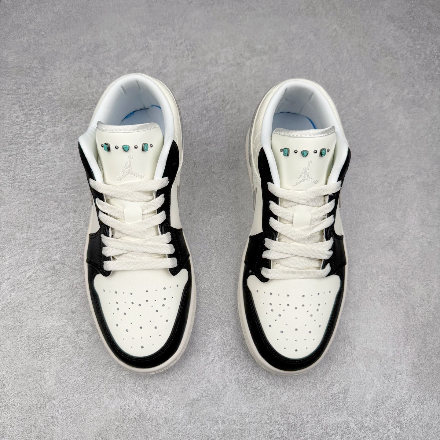 图片[2]-＃K版 Air Jordan AJ1 Low 低帮 白灰黑 IO2242-101 全新流水线出品 DT版本唯一平替选择 市场第二梯队最强版 全部原鞋开发 原楦原纸板开发 全鞋电脑针车 原厂内置全掌气垫 原盒内在原标 唯一Zp原版鞋带绑法 免检产品 全新2022版型 全头层皮料 完美零毛边处理 原厂配置全掌气垫 价格定位良心 几十个配色陆续出货 实拍调校N版已经零色差零失真 百分百还原实物色彩所见即所得 不存在货不对板色差等低级问题 选购参考实物拍摄 不混卖不参货 只用心做好货严格选品 承诺混一赔十 尺码：36 36.5 37.5 38 38.5 39 40 40.5 41 42 42.5 43 44 44.5 45-选品中心