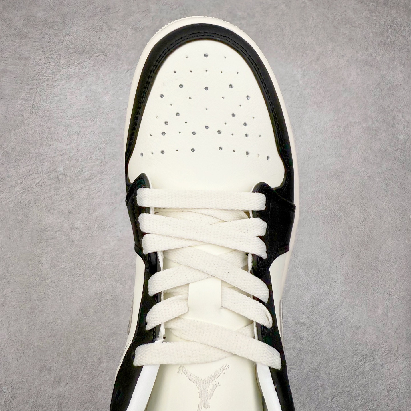 图片[4]-＃K版 Air Jordan AJ1 Low 低帮 白灰黑 IO2242-101 全新流水线出品 DT版本唯一平替选择 市场第二梯队最强版 全部原鞋开发 原楦原纸板开发 全鞋电脑针车 原厂内置全掌气垫 原盒内在原标 唯一Zp原版鞋带绑法 免检产品 全新2022版型 全头层皮料 完美零毛边处理 原厂配置全掌气垫 价格定位良心 几十个配色陆续出货 实拍调校N版已经零色差零失真 百分百还原实物色彩所见即所得 不存在货不对板色差等低级问题 选购参考实物拍摄 不混卖不参货 只用心做好货严格选品 承诺混一赔十 尺码：36 36.5 37.5 38 38.5 39 40 40.5 41 42 42.5 43 44 44.5 45-选品中心