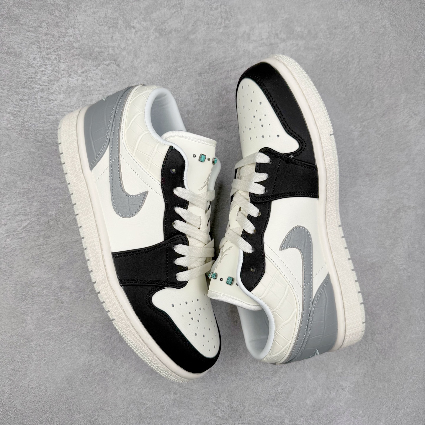 图片[3]-＃K版 Air Jordan AJ1 Low 低帮 白灰黑 IO2242-101 全新流水线出品 DT版本唯一平替选择 市场第二梯队最强版 全部原鞋开发 原楦原纸板开发 全鞋电脑针车 原厂内置全掌气垫 原盒内在原标 唯一Zp原版鞋带绑法 免检产品 全新2022版型 全头层皮料 完美零毛边处理 原厂配置全掌气垫 价格定位良心 几十个配色陆续出货 实拍调校N版已经零色差零失真 百分百还原实物色彩所见即所得 不存在货不对板色差等低级问题 选购参考实物拍摄 不混卖不参货 只用心做好货严格选品 承诺混一赔十 尺码：36 36.5 37.5 38 38.5 39 40 40.5 41 42 42.5 43 44 44.5 45-选品中心