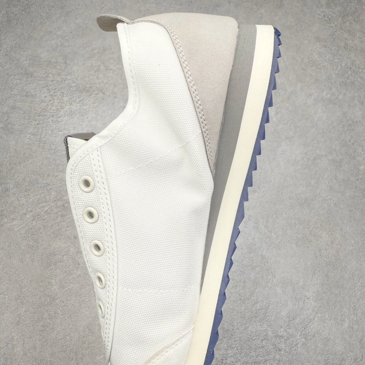 图片[7]-DESCENTE Sport Style Chron Racer迪桑特舒适百搭防滑耐磨低帮生活休闲鞋 是一款集复古与现代于一体的低帮跑步鞋 简洁的牛皮鞋面不仅彰显出时尚的质感 还适用于多种场合的穿搭 这款鞋子的透气性能极佳 轻质弹性鞋底则提供了良好的舒适度和耐磨性 使你在行走或跑步时都能感受到脚底的柔软与支撑 尺码：36 36.5 37.5 38 38.5 39 40 40.5 41 42 42.5 43 44 44.5 45-选品中心