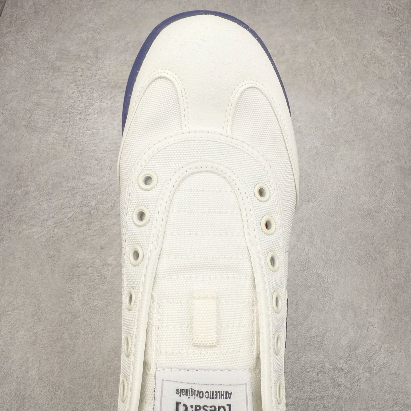 图片[4]-DESCENTE Sport Style Chron Racer迪桑特舒适百搭防滑耐磨低帮生活休闲鞋 是一款集复古与现代于一体的低帮跑步鞋 简洁的牛皮鞋面不仅彰显出时尚的质感 还适用于多种场合的穿搭 这款鞋子的透气性能极佳 轻质弹性鞋底则提供了良好的舒适度和耐磨性 使你在行走或跑步时都能感受到脚底的柔软与支撑 尺码：36 36.5 37.5 38 38.5 39 40 40.5 41 42 42.5 43 44 44.5 45-选品中心