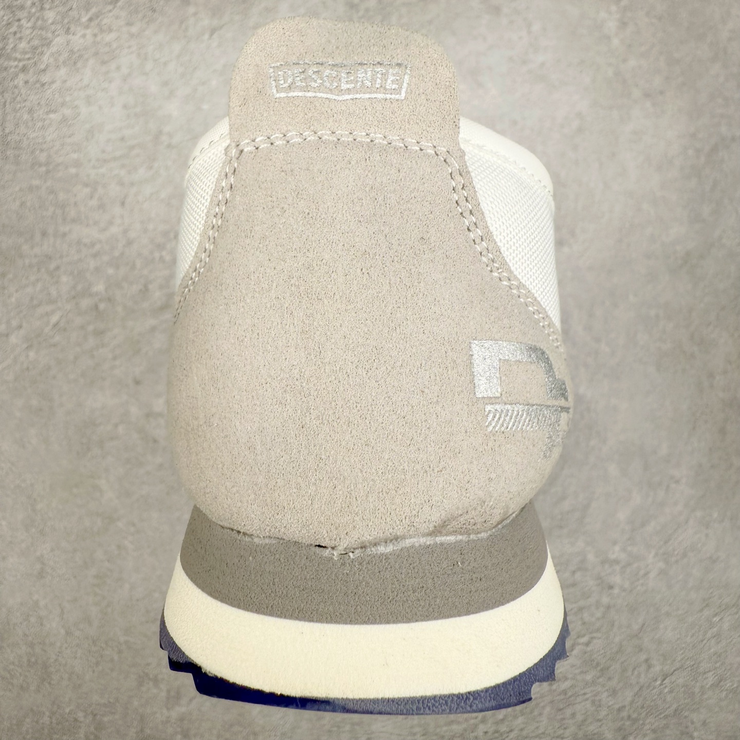 图片[8]-DESCENTE Sport Style Chron Racer迪桑特舒适百搭防滑耐磨低帮生活休闲鞋 是一款集复古与现代于一体的低帮跑步鞋 简洁的牛皮鞋面不仅彰显出时尚的质感 还适用于多种场合的穿搭 这款鞋子的透气性能极佳 轻质弹性鞋底则提供了良好的舒适度和耐磨性 使你在行走或跑步时都能感受到脚底的柔软与支撑 尺码：36 36.5 37.5 38 38.5 39 40 40.5 41 42 42.5 43 44 44.5 45-选品中心