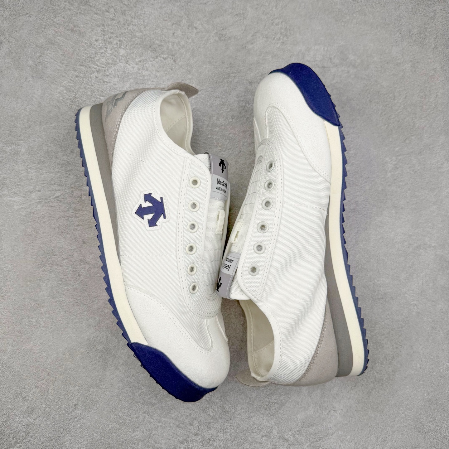 图片[3]-DESCENTE Sport Style Chron Racer迪桑特舒适百搭防滑耐磨低帮生活休闲鞋 是一款集复古与现代于一体的低帮跑步鞋 简洁的牛皮鞋面不仅彰显出时尚的质感 还适用于多种场合的穿搭 这款鞋子的透气性能极佳 轻质弹性鞋底则提供了良好的舒适度和耐磨性 使你在行走或跑步时都能感受到脚底的柔软与支撑 尺码：36 36.5 37.5 38 38.5 39 40 40.5 41 42 42.5 43 44 44.5 45-选品中心