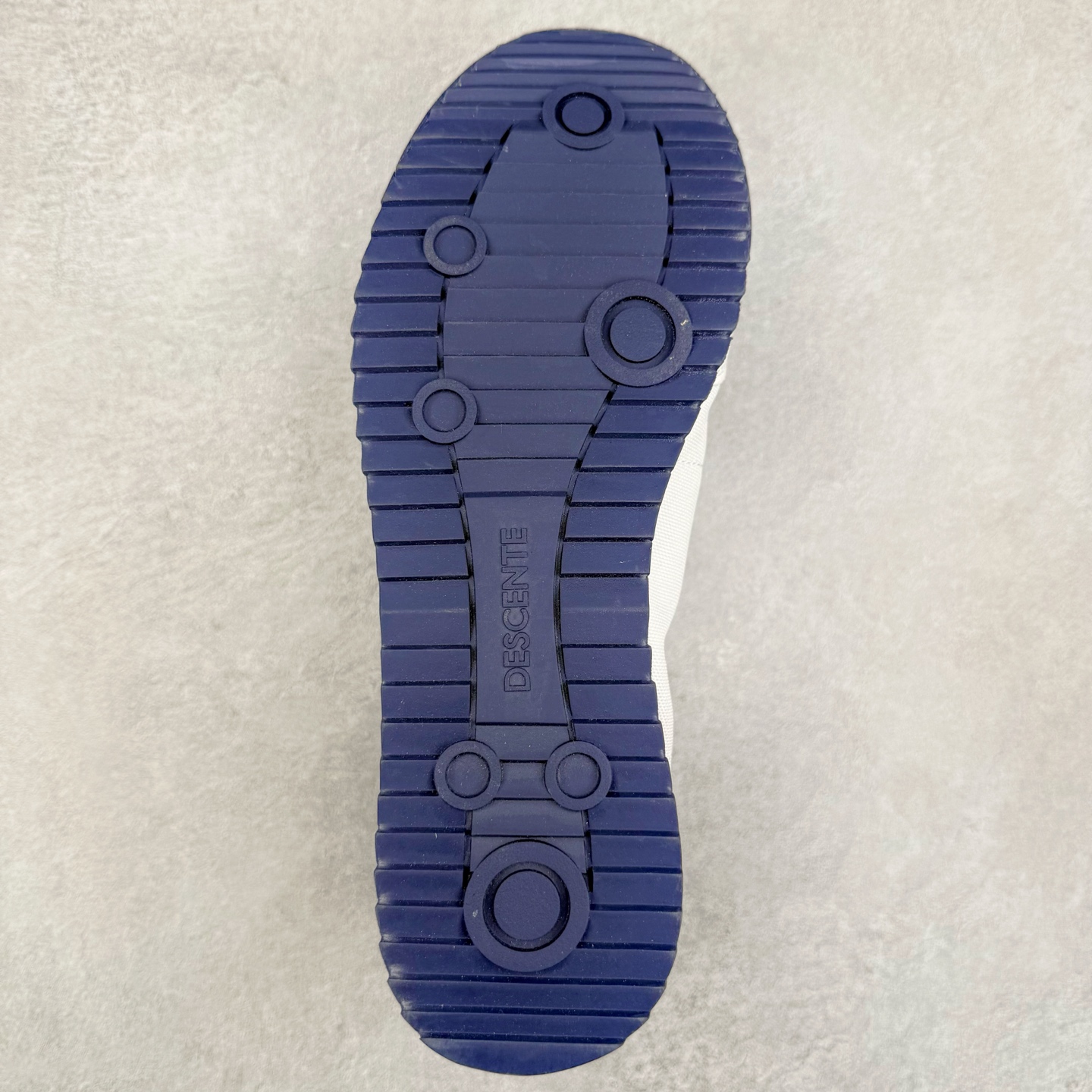 图片[9]-DESCENTE Sport Style Chron Racer迪桑特舒适百搭防滑耐磨低帮生活休闲鞋 是一款集复古与现代于一体的低帮跑步鞋 简洁的牛皮鞋面不仅彰显出时尚的质感 还适用于多种场合的穿搭 这款鞋子的透气性能极佳 轻质弹性鞋底则提供了良好的舒适度和耐磨性 使你在行走或跑步时都能感受到脚底的柔软与支撑 尺码：36 36.5 37.5 38 38.5 39 40 40.5 41 42 42.5 43 44 44.5 45-选品中心