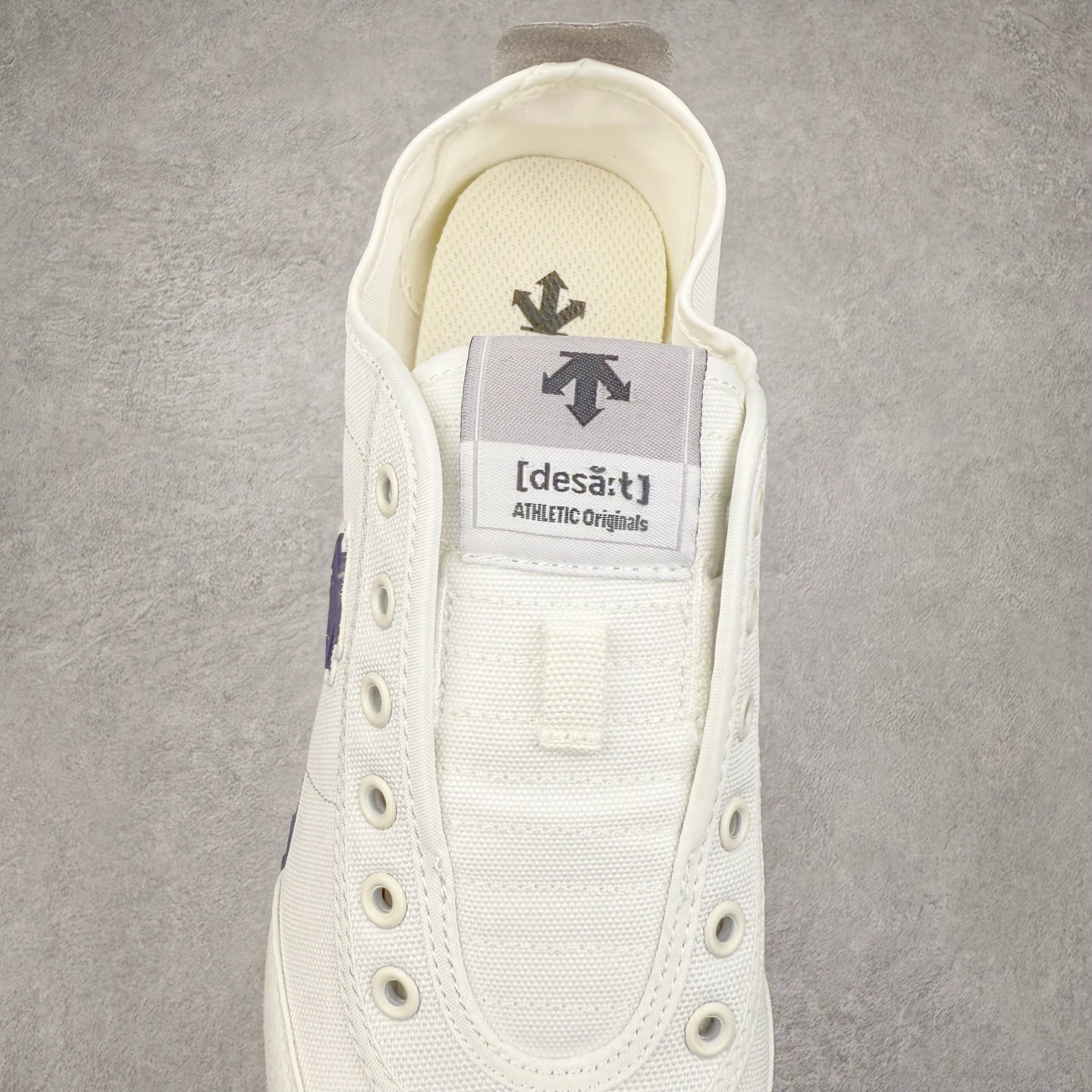 图片[5]-DESCENTE Sport Style Chron Racer迪桑特舒适百搭防滑耐磨低帮生活休闲鞋 是一款集复古与现代于一体的低帮跑步鞋 简洁的牛皮鞋面不仅彰显出时尚的质感 还适用于多种场合的穿搭 这款鞋子的透气性能极佳 轻质弹性鞋底则提供了良好的舒适度和耐磨性 使你在行走或跑步时都能感受到脚底的柔软与支撑 尺码：36 36.5 37.5 38 38.5 39 40 40.5 41 42 42.5 43 44 44.5 45-选品中心