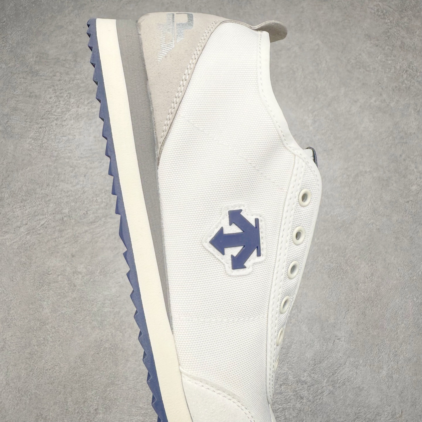 图片[6]-DESCENTE Sport Style Chron Racer迪桑特舒适百搭防滑耐磨低帮生活休闲鞋 是一款集复古与现代于一体的低帮跑步鞋 简洁的牛皮鞋面不仅彰显出时尚的质感 还适用于多种场合的穿搭 这款鞋子的透气性能极佳 轻质弹性鞋底则提供了良好的舒适度和耐磨性 使你在行走或跑步时都能感受到脚底的柔软与支撑 尺码：36 36.5 37.5 38 38.5 39 40 40.5 41 42 42.5 43 44 44.5 45-选品中心