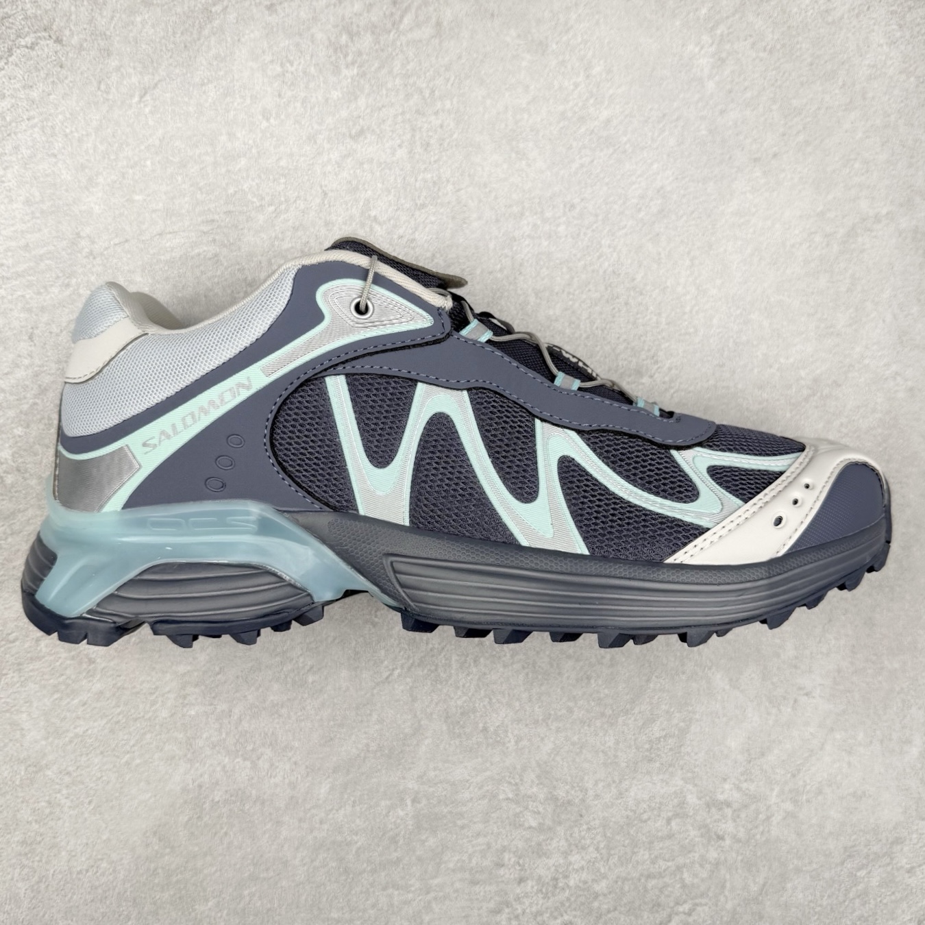 ＃HP SALOMON XT-WHISPER 萨洛蒙圆头防滑耐磨低帮休闲越野训练城市通勤跑步鞋 男女同款 浅棕色 纯原外贸平台特供订单 耗时半年巨作 全套原纸板楦头开发 原厂特供网布配套加持 确保原汁原味 完美呈现版型 原档数据独家私模五层组合大底 男女鞋同步官方开发至46.5 原装Ortholite轻量化鞋垫 中底布带钢印编号 原厂TPU锁扣 进口港宝加持 后跟自然饱满 还原公司包裹性 鞋面以“锯齿”状的包裹系统呈现 在基色底之下加入了各种色点缀 将公司的最新技术和时尚前卫的造型融入耐用的长跑款式中 鞋面由 TPU 薄膜制成 并焊接在高耐磨网眼上 使其既时尚又坚固 由 ACS底盘支撑 可增强稳定性和支撑力 以及由橡胶凸耳 Contragrip外底覆盖的 EVA 缓冲中底 旨在应对崎岖的地形 鞋舌上的彩色Salomon 标签、Quicklace 系统以及鞋头、鞋舌和鞋跟上的附加品牌使细节更加完美 让穿着者可以轻松驾驭户外与通勤下的任何运动生活场景 无缝鞋身户外随意纵横 颜值与脚感兼备 出街通勤 绝对非常吸睛 你值得拥有 尺码：36 36.5 37.5 38 38.5 39 40 40.5 41 42 42.5 43 44 44.5 45 46 46.5 注意：偏小1码-选品中心