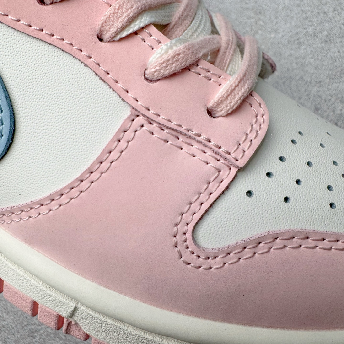 图片[16]-＃YC纯原 NK Dunk Low 冰莓汽水 PB0508-035 此款以甜美满分的粉蓝撞色，诠释出冰莓汽水般的清爽沁甜。鞋面采用细腻皮革承载柔美气质，似融化的草莓冰沙包裹鞋身，粉白双鞋带贯穿其中，编织出完美的色彩呼应。侧翼Swoosh如夏日气泡水般清透澄澈，瞬间打破温柔，最后在鞋跟处点缀精巧的「爱心」，让酷飒感中有了怦然心动的小确幸。定制系列天花板 无原鞋不开发 全系列得物原鞋一比一校对开发 配色持续更新中 终端对接 优势输出 全套原厂楦头原纸板数据档案倾力打造 原汁原味莞产 极致还原 圈内最强针车工艺 高端零售指定版 广东原厂配套原盒原标 鞋盒分三个尺码段 原厂冲刀 超高清洁度 全鞋零毛边皮料切割 采用原厂百宏鞋带以及原厂百宏织唛舌标 内标可供原厂几率过验 进口原装条纹中底布 四线拉帮白色点胶 原厂拉帮手法遵循公司 原厂电绣 极致还原 尺码：36 36.5 37.5 38 38.5 39 40 40.5 41 42 42.5 43 44 44.5 45 46-选品中心